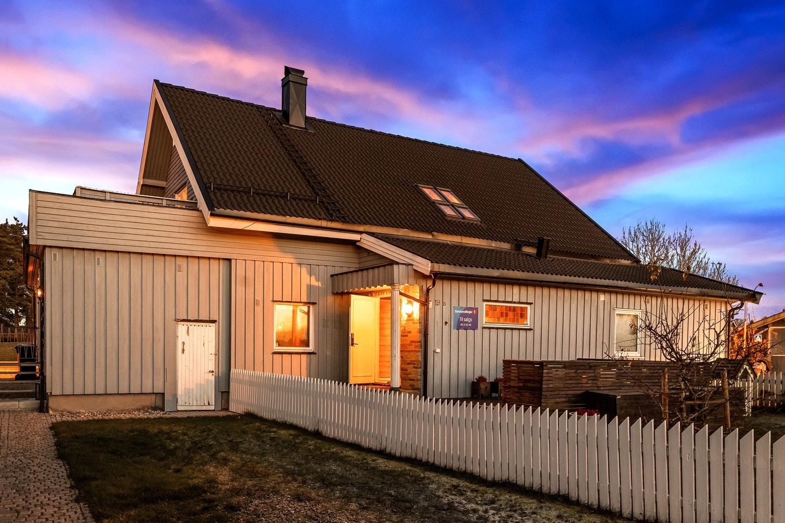 Midtseksjonen i et trivelig sameie - den største av tre enheter. Boligen går over to plan og har hele 2 etasje for seg selv. Galleribilde