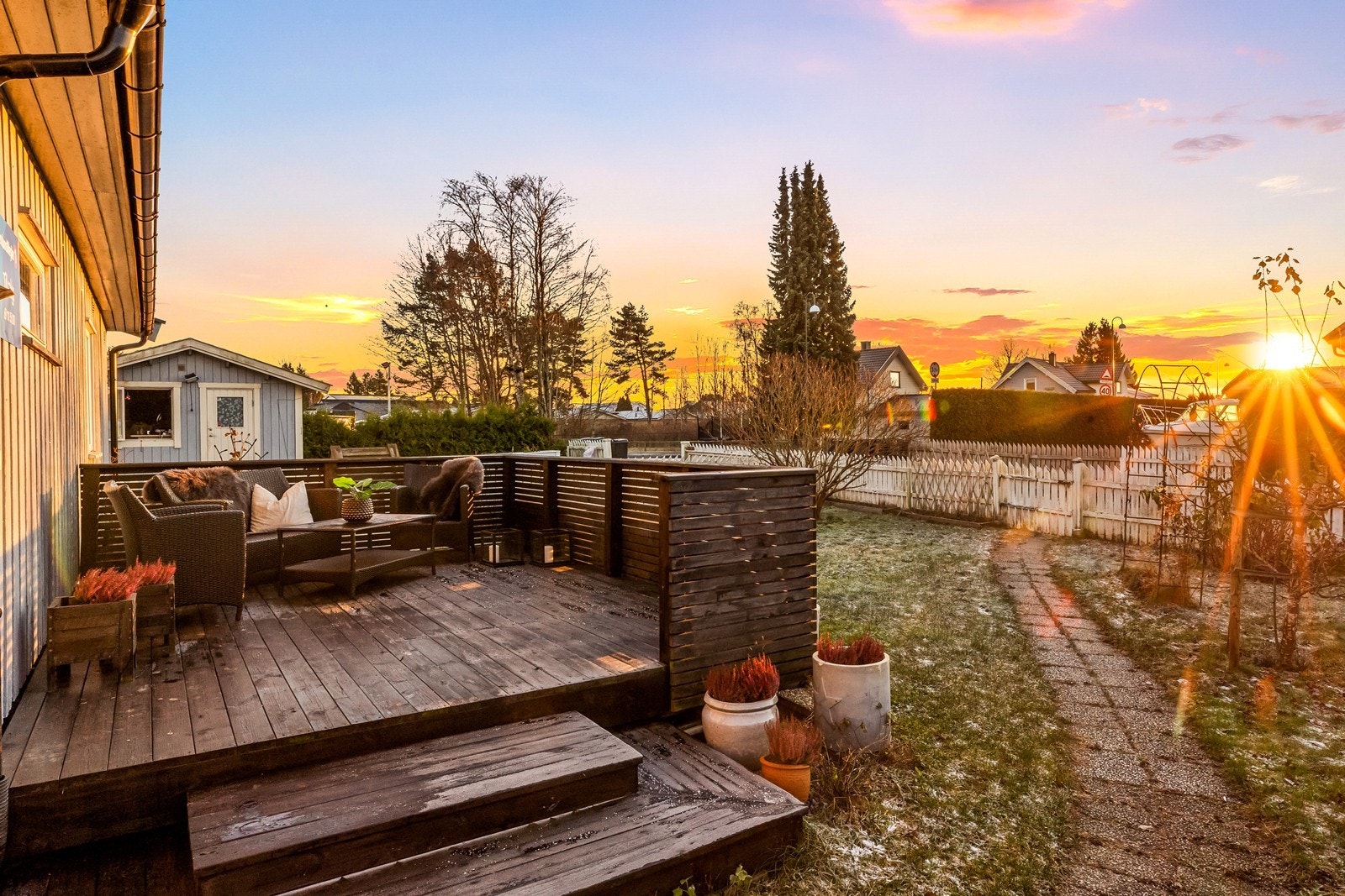 Privat hage - Innhegnet hage med gode solforhold og plass til lek og avslapning. Galleribilde