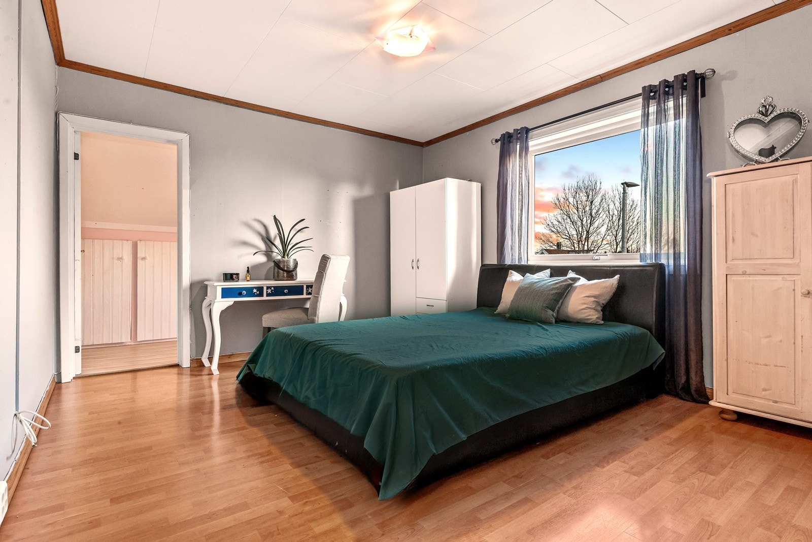 Boligen har et stor hovedsoverom + tre alkover (ikke godkjent som soverom). Galleribilde