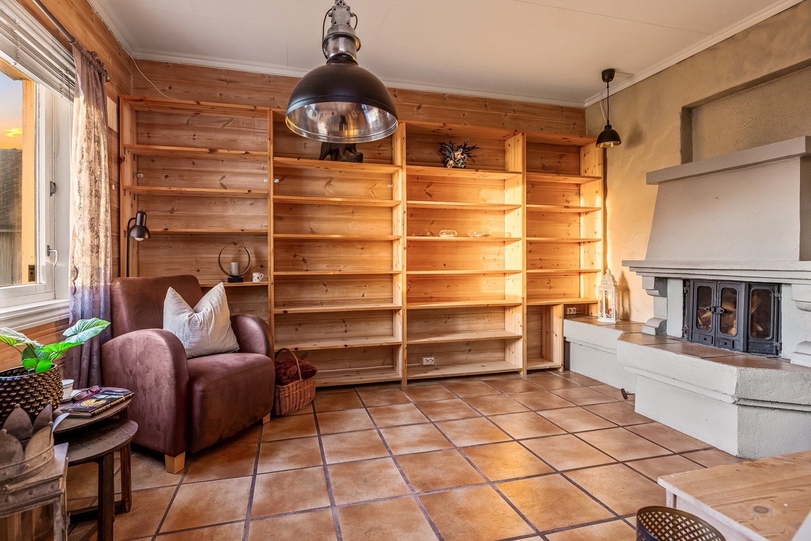 Kjellerstue - Koselig kjellerstue med peis, perfekt for rolige kvelder. Galleribilde