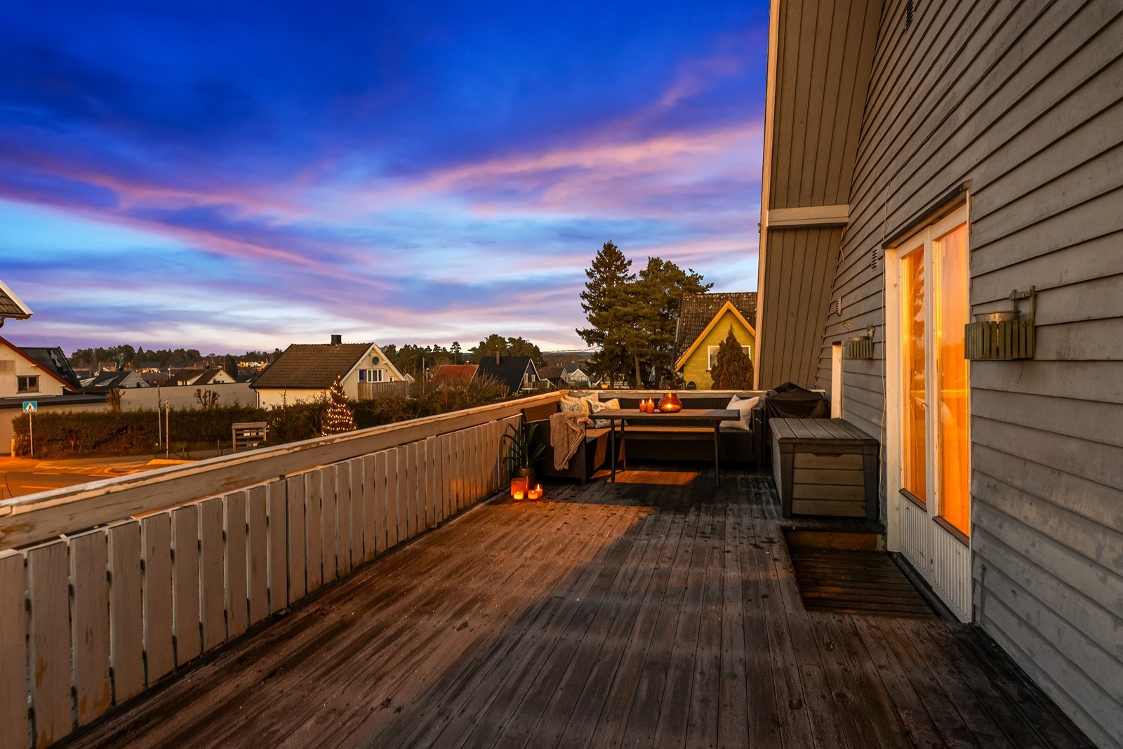 Boligen har noe behov for modernisering, men er samtidig oppgradert slik at man kan flytte rett inn. Sameiet har nylig byttet tak og satt inn nye takvinduer - en trygg investering for fremtiden. Galleribilde