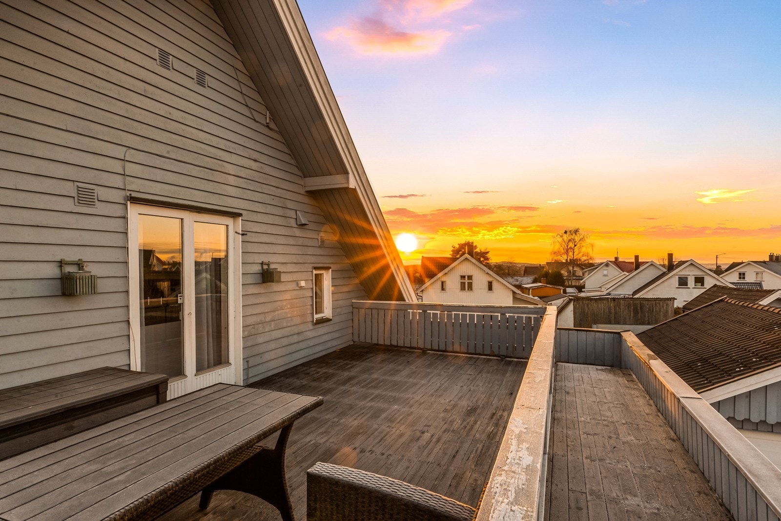 Veranda 2. etasje - Solrik uteplass med flott utsikt og direkte utgang fra kjøkkenet. Galleribilde