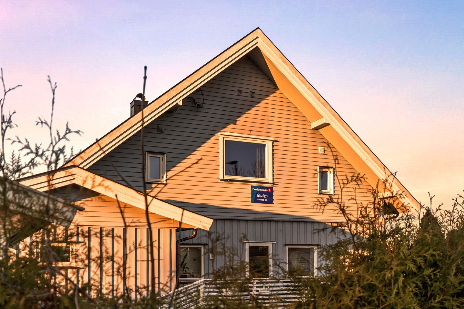 Eiendommen ligger i et etablert boligområde med kort vei til Sarpsborg sentrum. Nærhet til skoler, barnehager og servicetilbud. Galleribilde