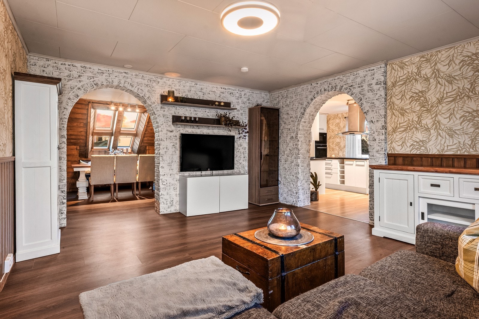 Stue 2. etasje - Lun og romslig stue med gode vindusflater. Galleribilde