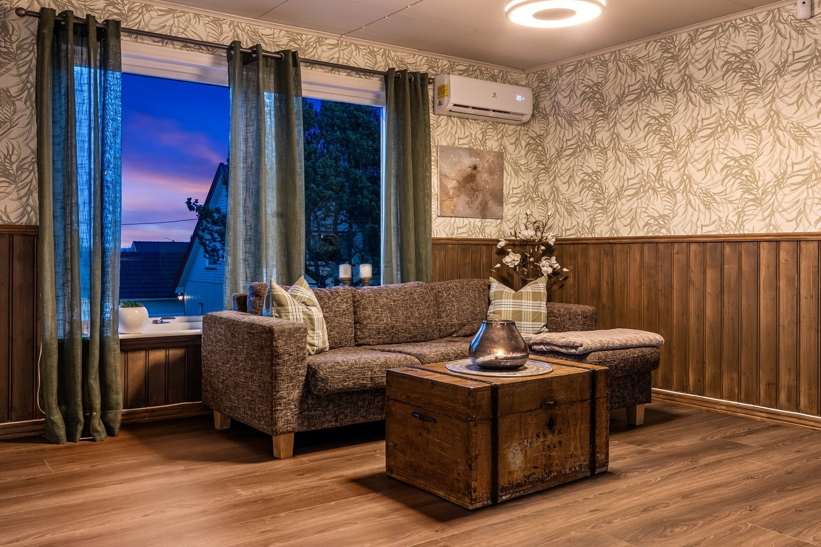 I stuen er det montert varmepumpe som gir et behagelig inneklima hele året. Den sørger for effektiv oppvarming på kalde vinterdager og kan også brukes til kjøling på varme sommerdager. Galleribilde