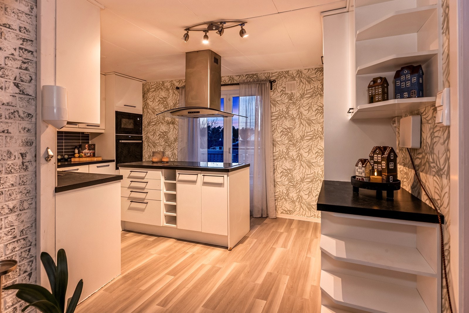 Kjøkken med rikelig benkeplass og lagringsmuligheter. Galleribilde