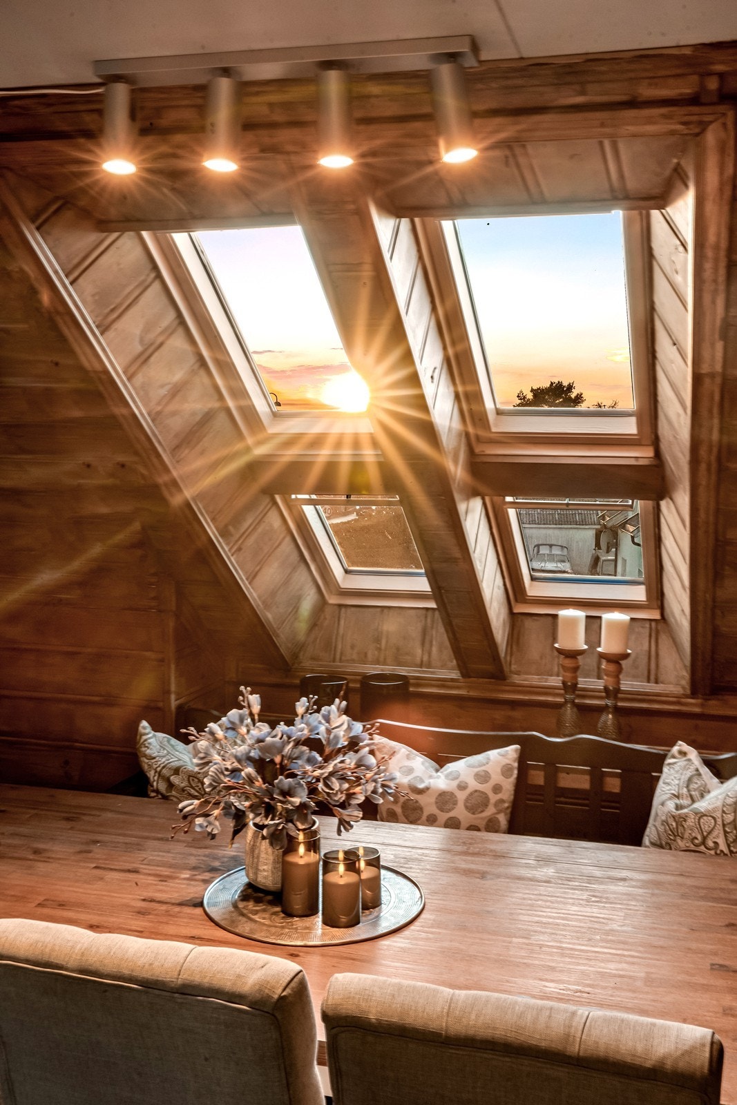 Spisestuen er romslig og gir god plass til et stort spisebord, ideelt for både hverdagsmåltider og sosiale sammenkomster. De nylig skiftede takvinduene slipper inn rikelig med dagslys og skaper en lys og behagelig atmosfære. Galleribilde