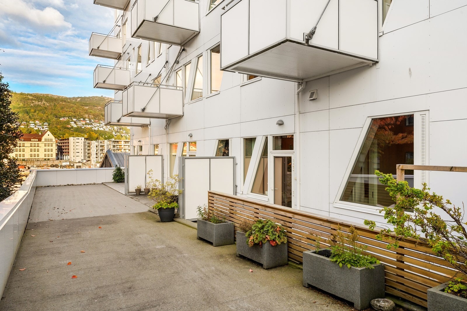 Leiligheten ligger tilbaketrukket fra gangsti, og man har mulighet til å kjøre inn i forkant av leiligheten ved f.eks flytting. Galleribilde