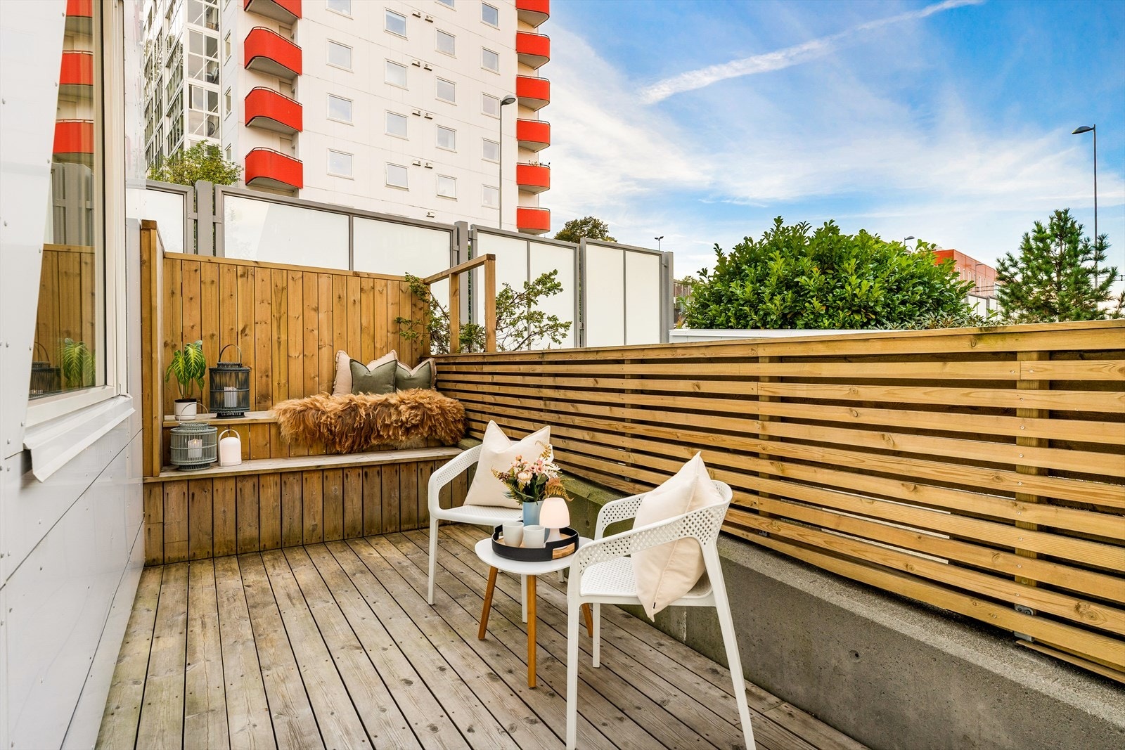 Flott skjermet uteområde på 14 m², med utgang fra stue/kjøkken! Galleribilde