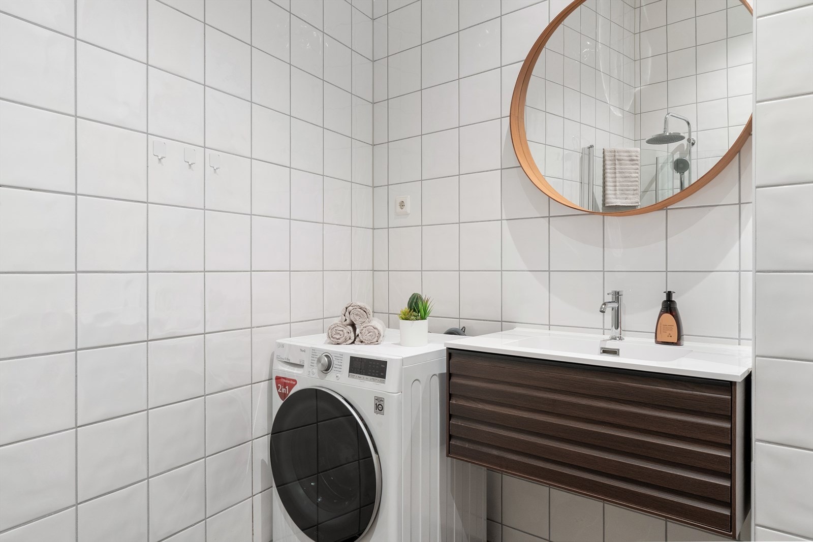 Ellers innredet med servant i møbel m/ overhengt speil, dusj m/ innfellbare dører, vegghengt toalett og opplegg for vaskemaskin. Galleribilde