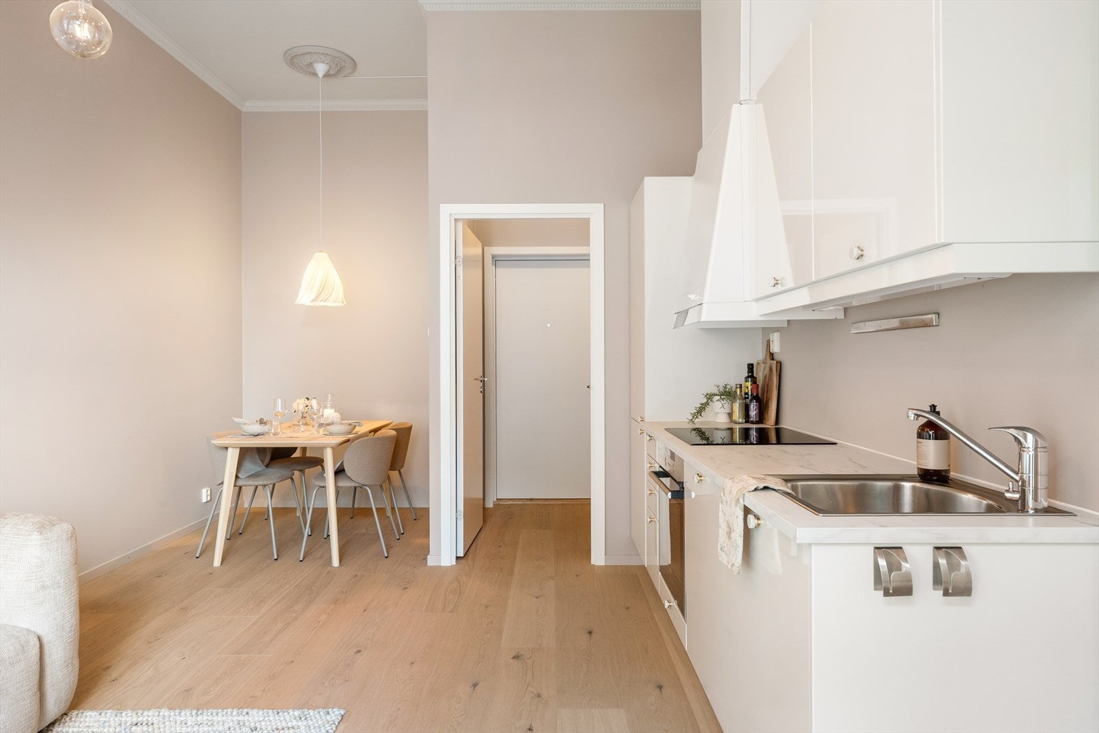 Stue/kjøkken har vannbåren gulvvarme som er inkludert i felleskostnader med A-konto. Galleribilde