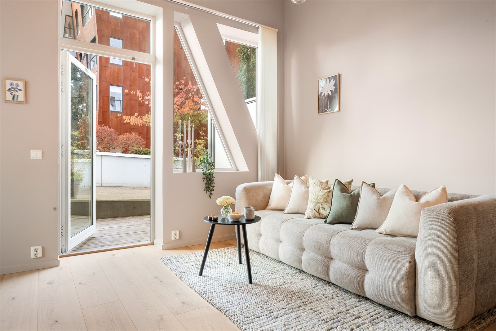 Ellers ble leiligheten malt og oppgradert med lekre detaljer som rosetter i stue og på soverom, flotte lister og detaljer gjennomgående. Galleribilde