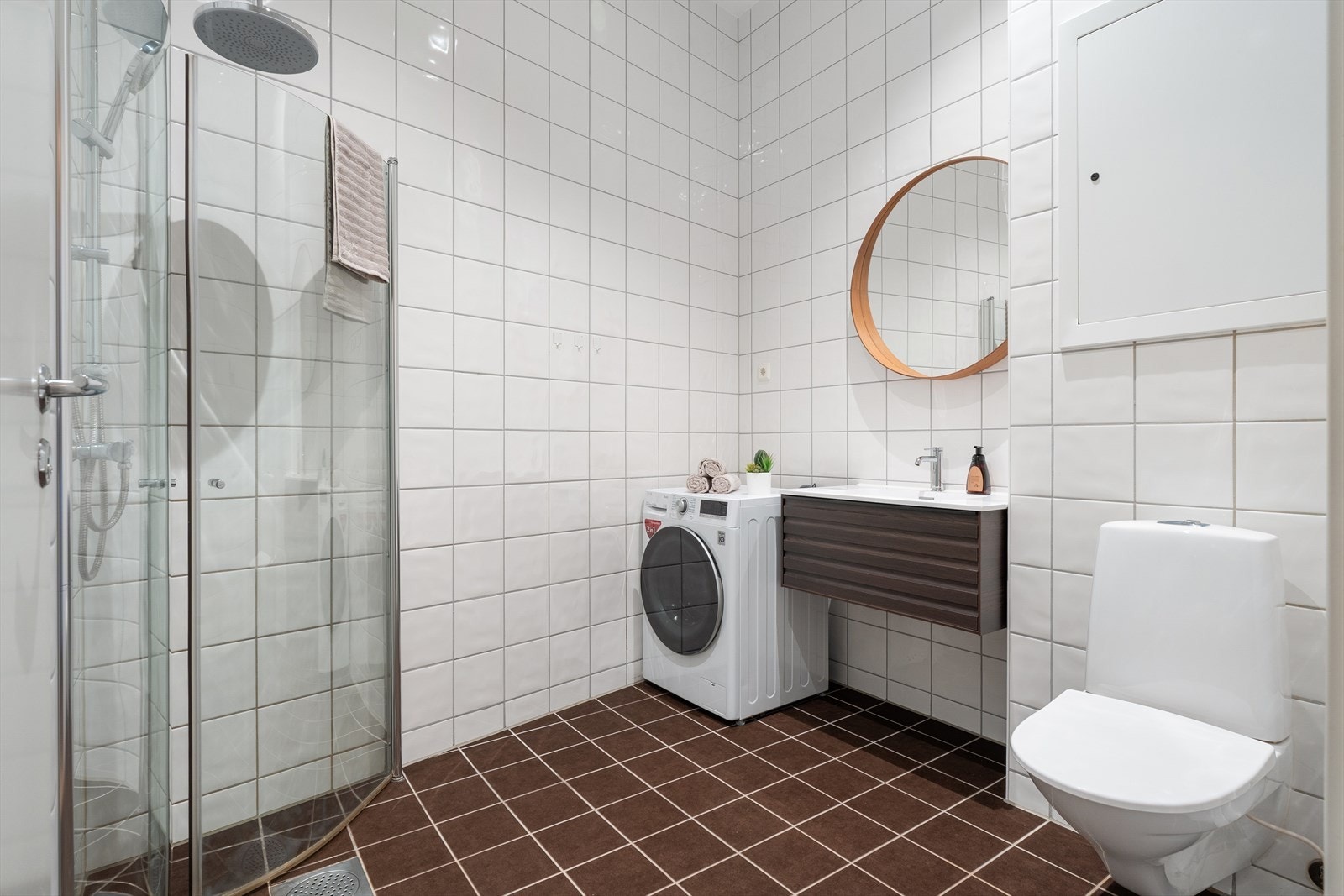 Helfliset bad med vannbåren gulvvarme. Også forbruk varmtvann er inkludert i A-konto. Galleribilde