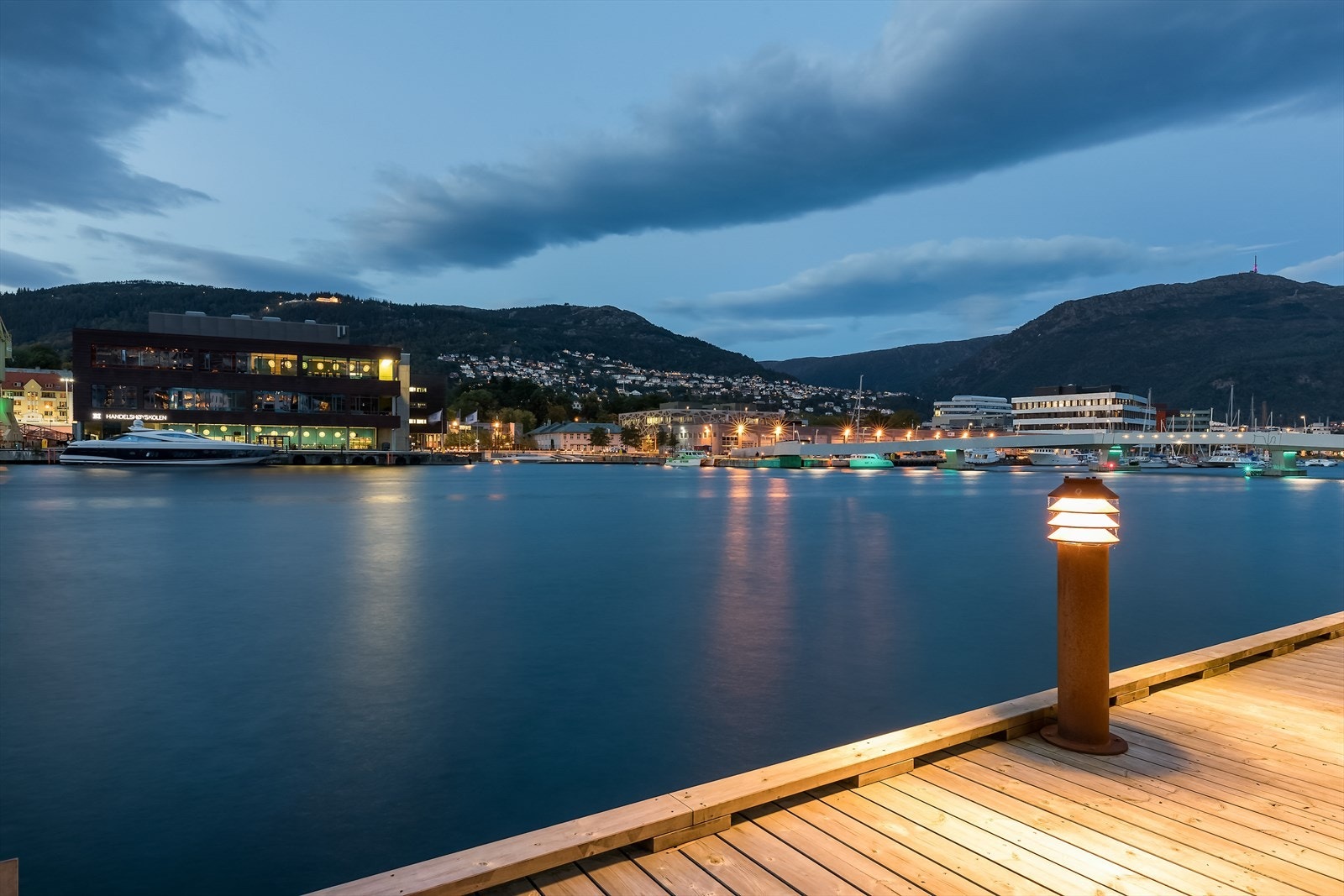 På motsatt side av promenaden har du finner du bystranden med herlige kaffebrenneriet og studiestedet BI..jpg Galleribilde