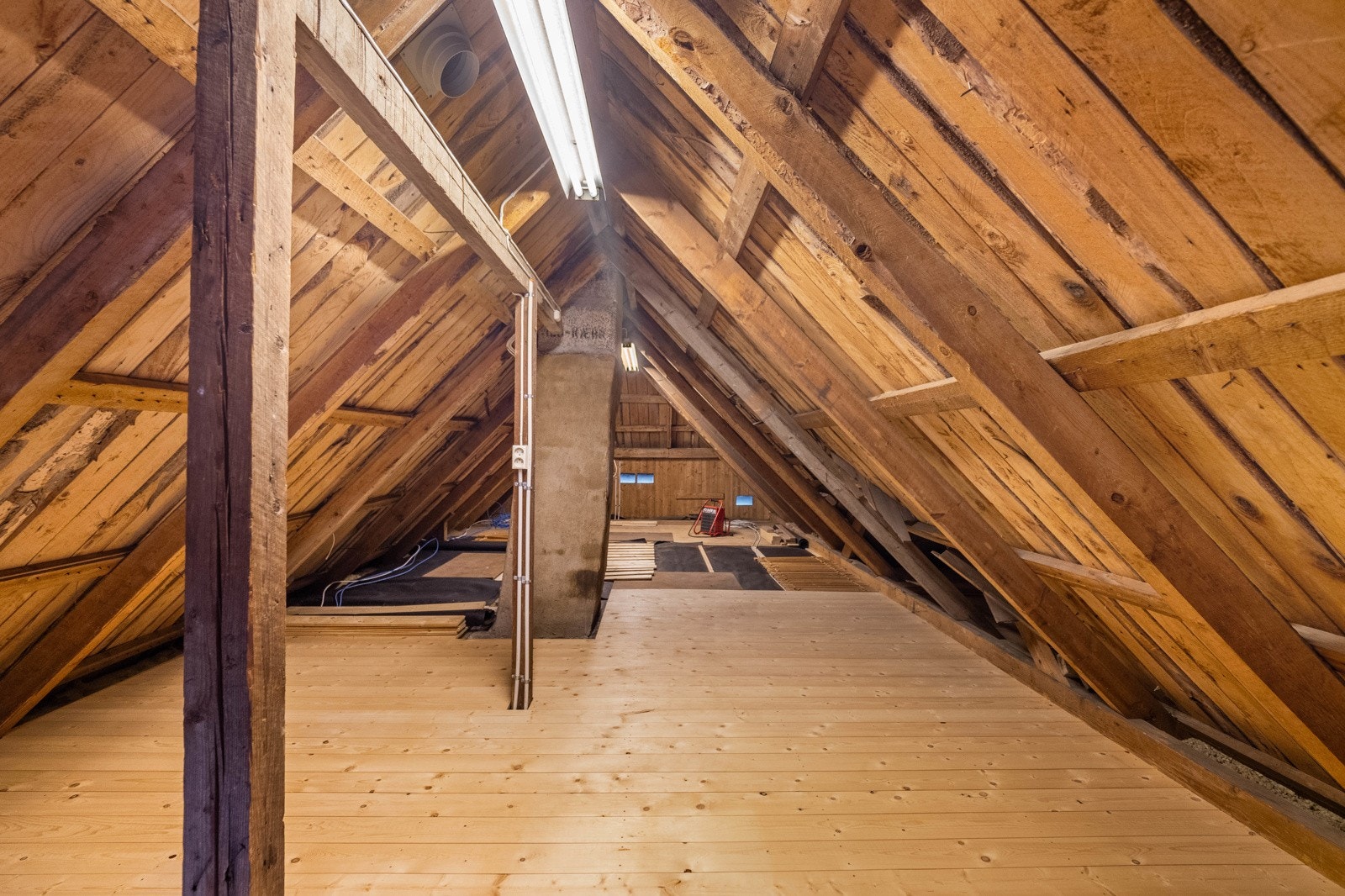 Loftsetasje med lagerrom. Galleribilde