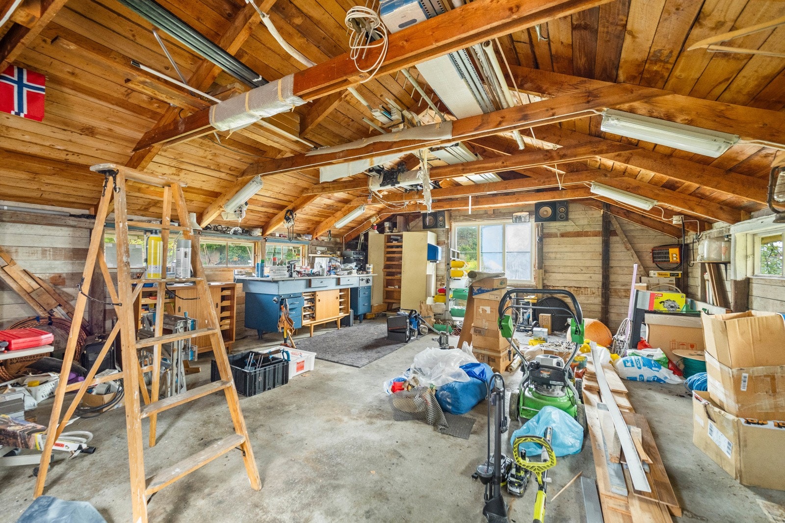 Verksted/hobbyrom i øvre del av garasjen. Galleribilde