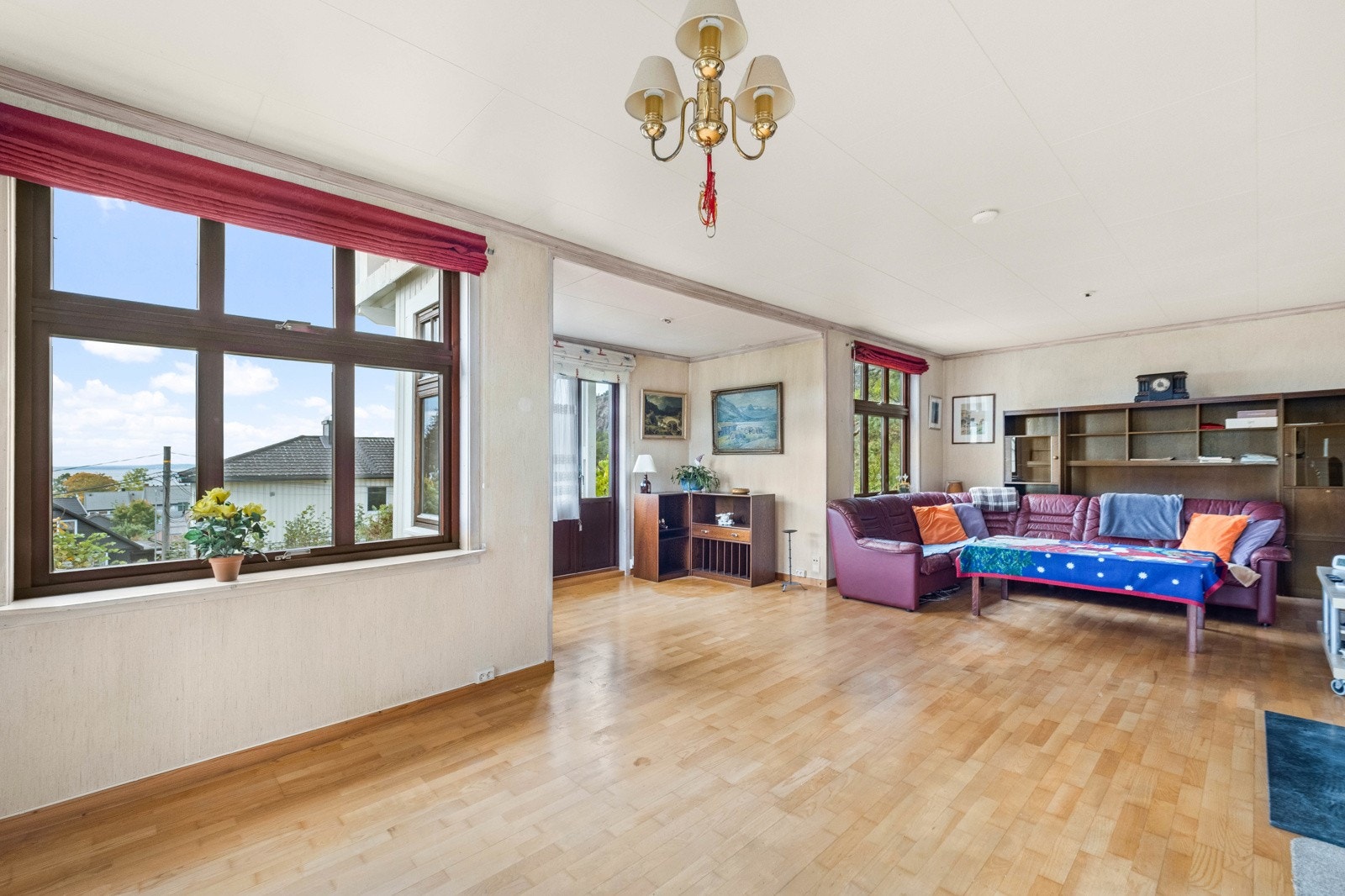 Velkommen inn! Romslig stue med rikelig innslipp av naturlig lys. Galleribilde