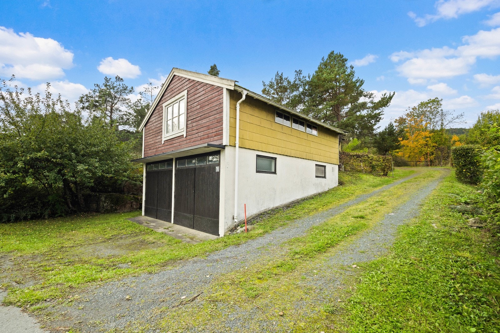 Frittstående garasje over 2 plan med gulvareal på tilsammen ca. 83 kvm. Galleribilde