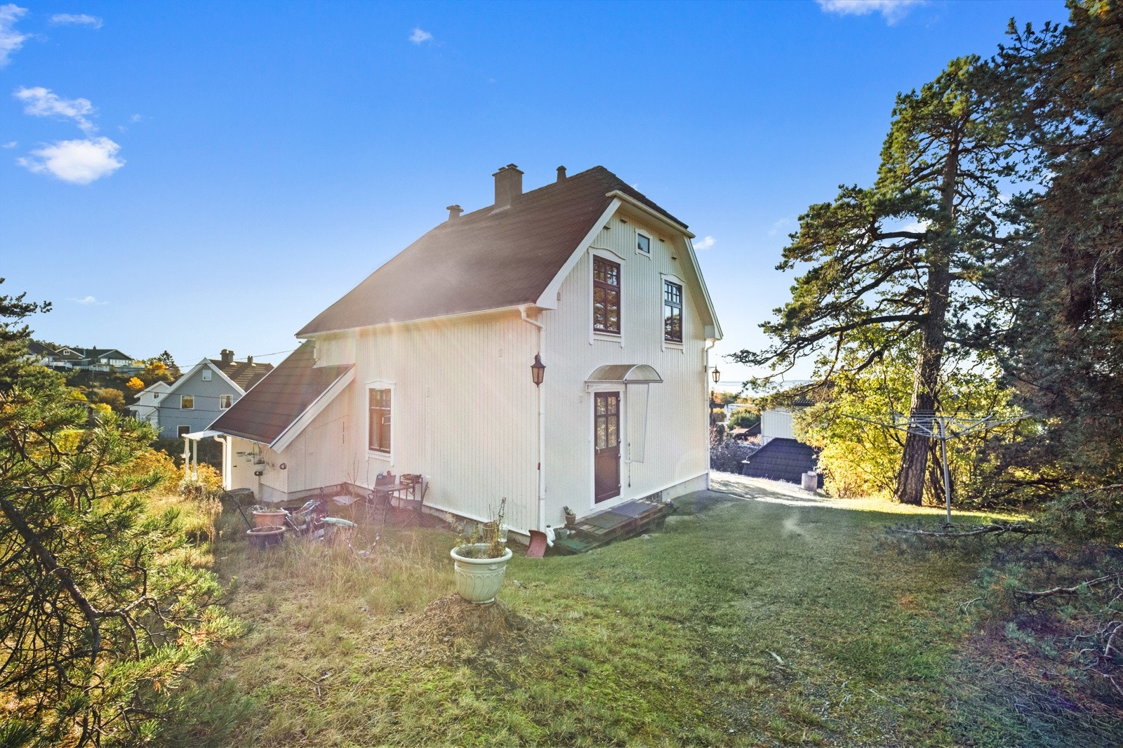 Selveiertomt på 2143 kvm opparbeidet med diverse beplantning, prydbusker og plenområder. Galleribilde