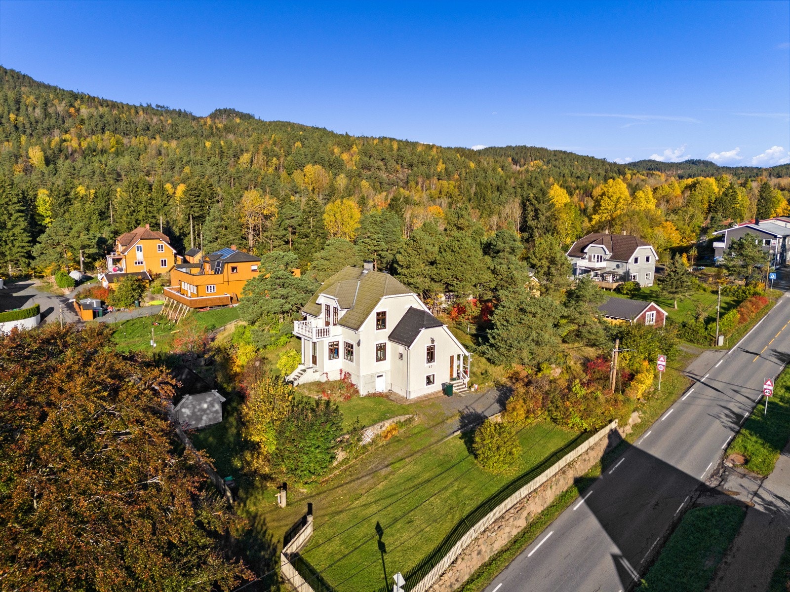 Dette er en flott beliggende enebolig med stort potensial! Selveiertomt på over 2,1 mål Galleribilde