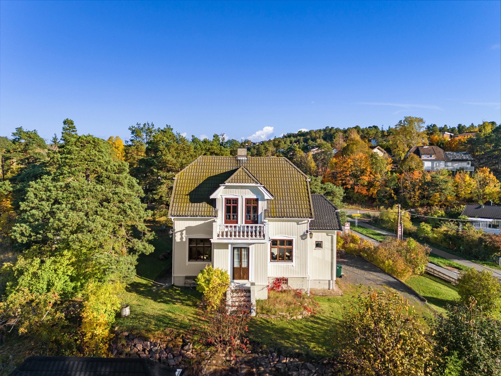 Boligen ligger på en kolle med fin fjordutsikt og gode solforhold. Galleribilde