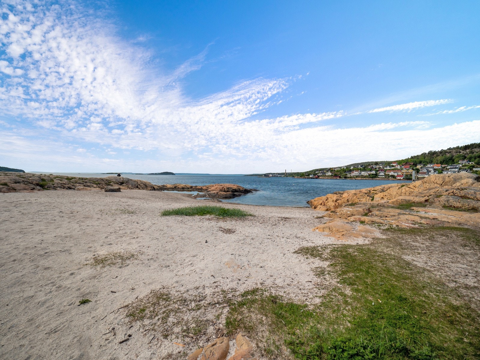 Nydelig sandstrand på Skjæra på Tofte. Galleribilde