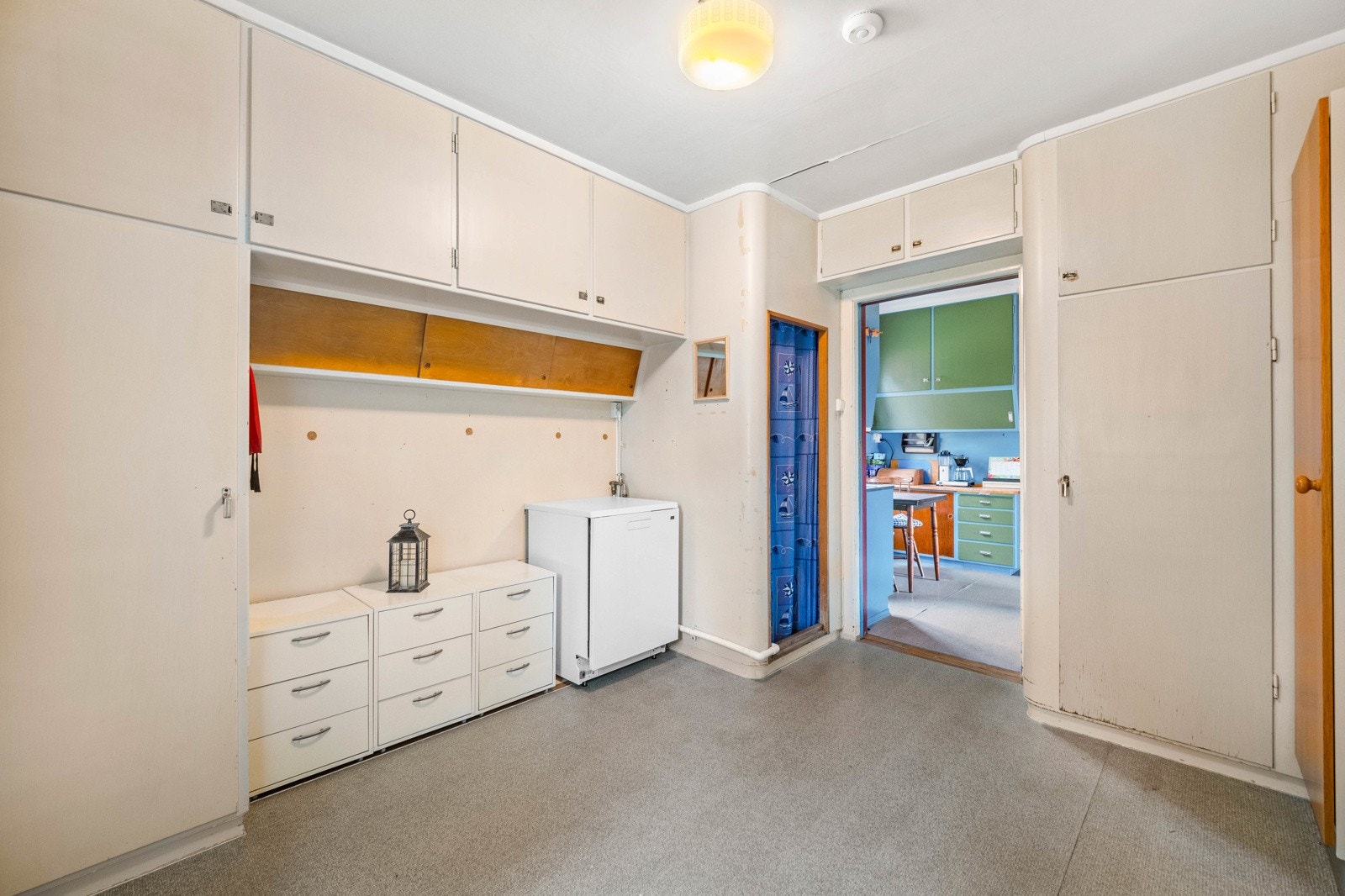 Fra kjøkkenet er det videre adkomst til soverommet i 1.etasje. Galleribilde