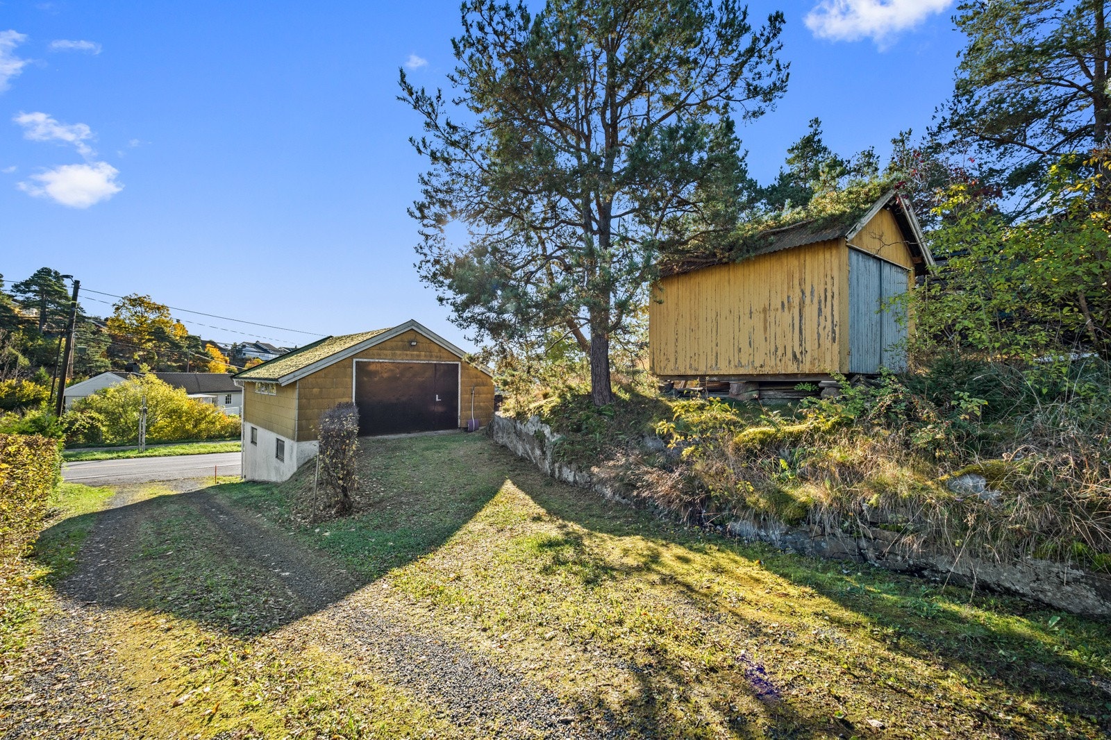 Eiendommen har en enkelgarasje, en stor garasje med hobbyrom med og 1 redskapsbod. Totalt 111 kvm. Galleribilde