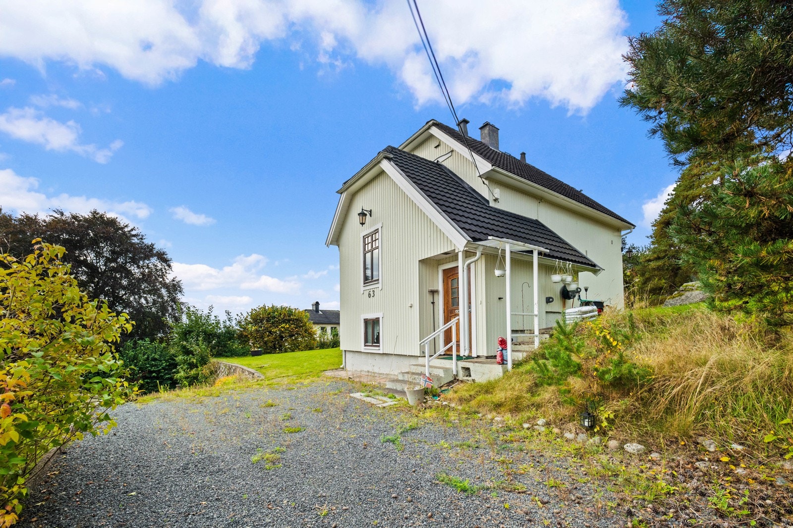 Eiendommen har gruslagt gårdsplass. Galleribilde
