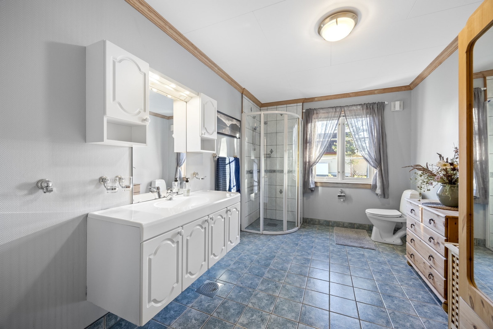 Bad i 1. etasje. Galleribilde