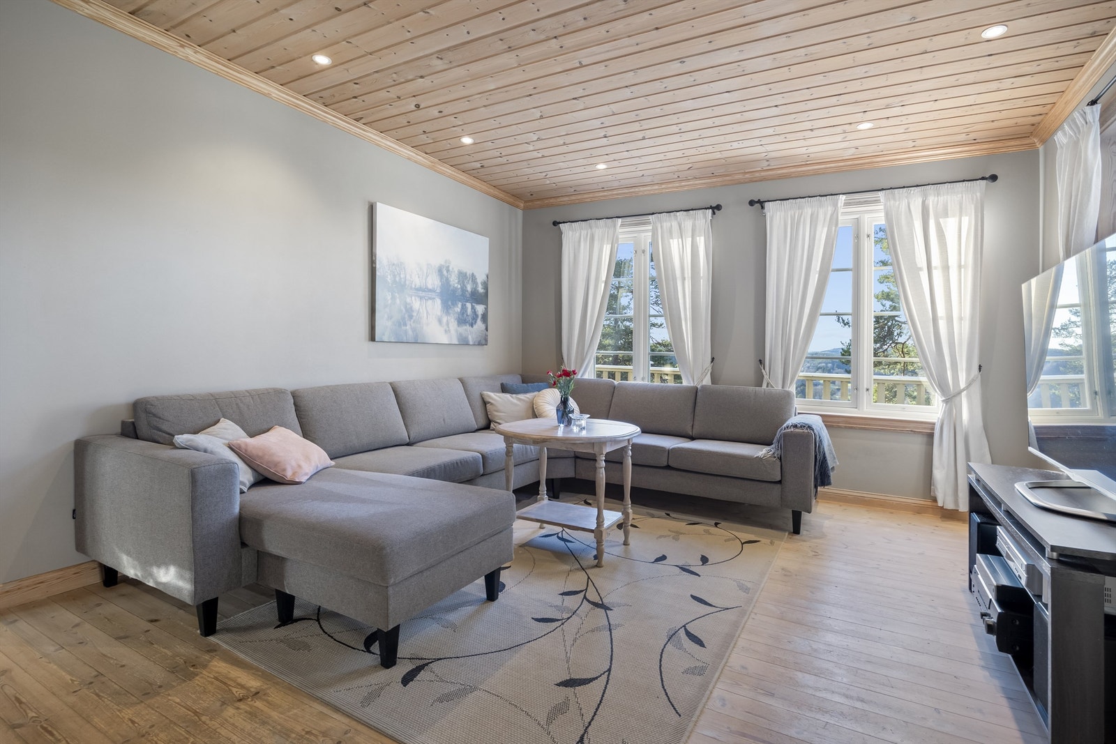 TV-stue med downlights i taket. Galleribilde