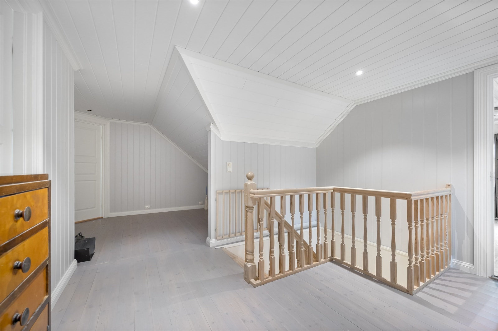Loftstue/gang med downlights og lyse overflater. Galleribilde