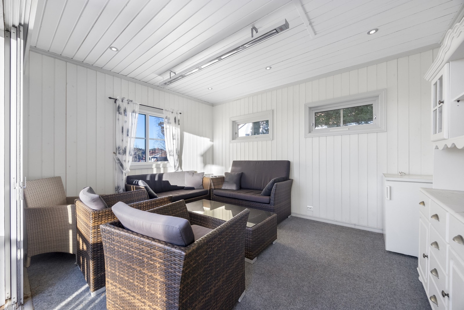 Sommerstua har varmelampe, flott utsikt og downlights i taket. Galleribilde