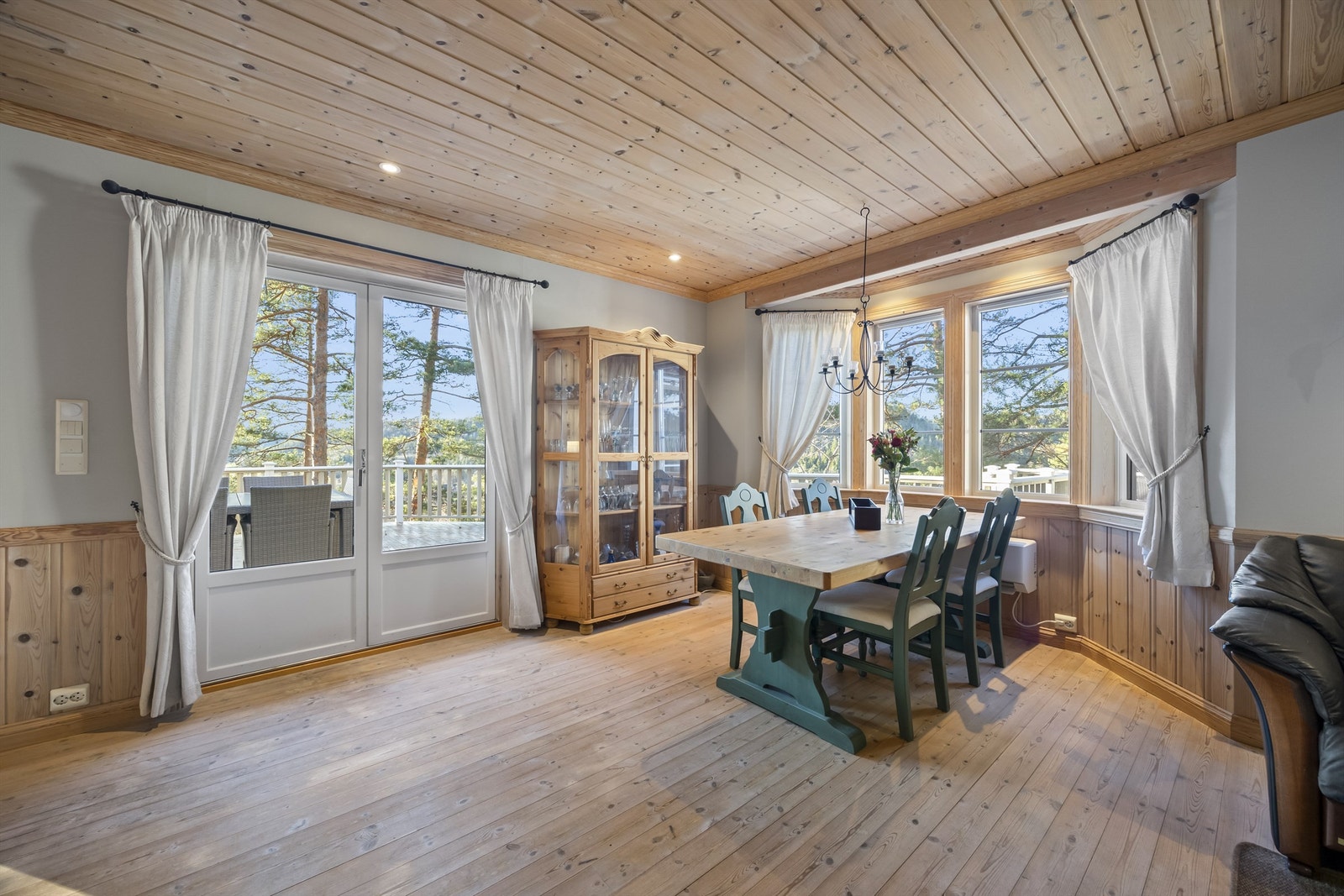 Utgang til stor veranda med hagestue ute. Galleribilde