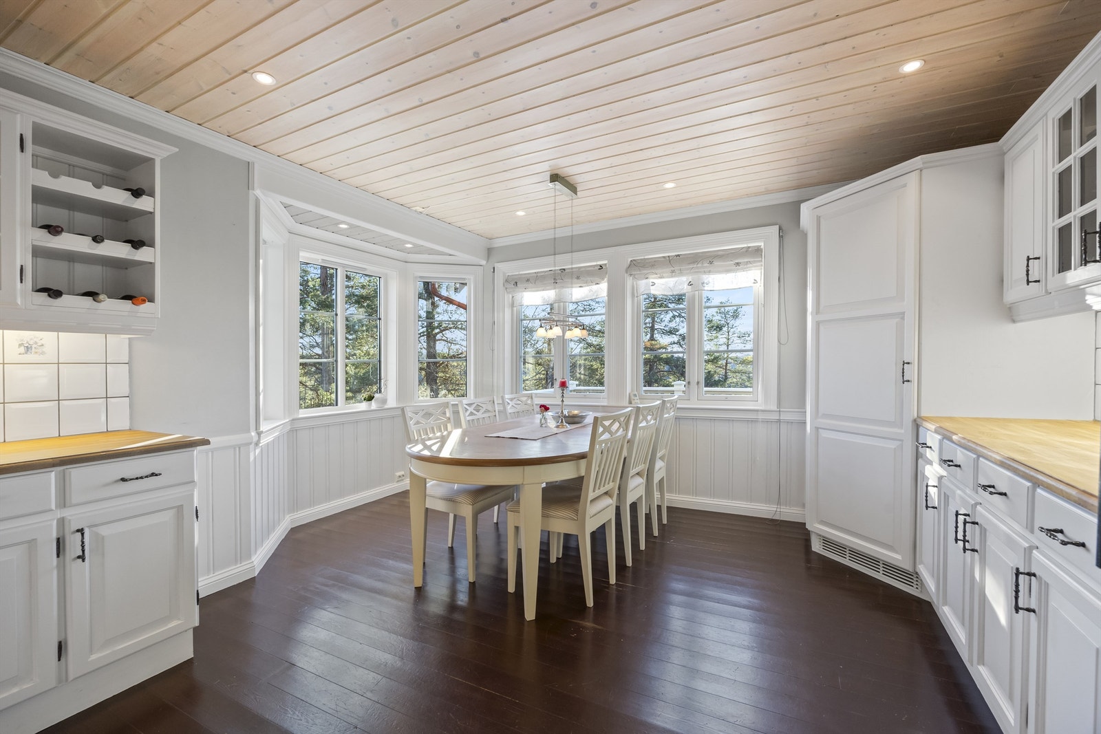 Spisestue på kjøkkenet med nydelig utsikt! Galleribilde