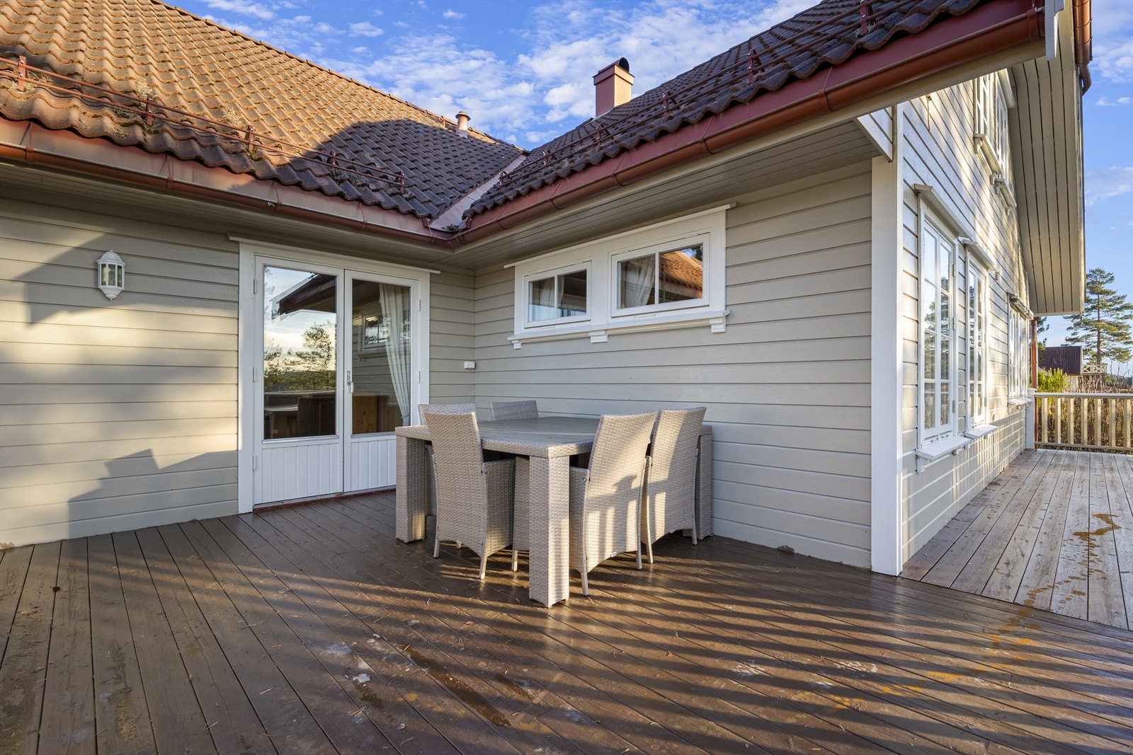 Stor veranda med gode solforhold. Midtsommers er det sol på eiendommen fra tidlig morgen til ca. kl. 21:30. Galleribilde