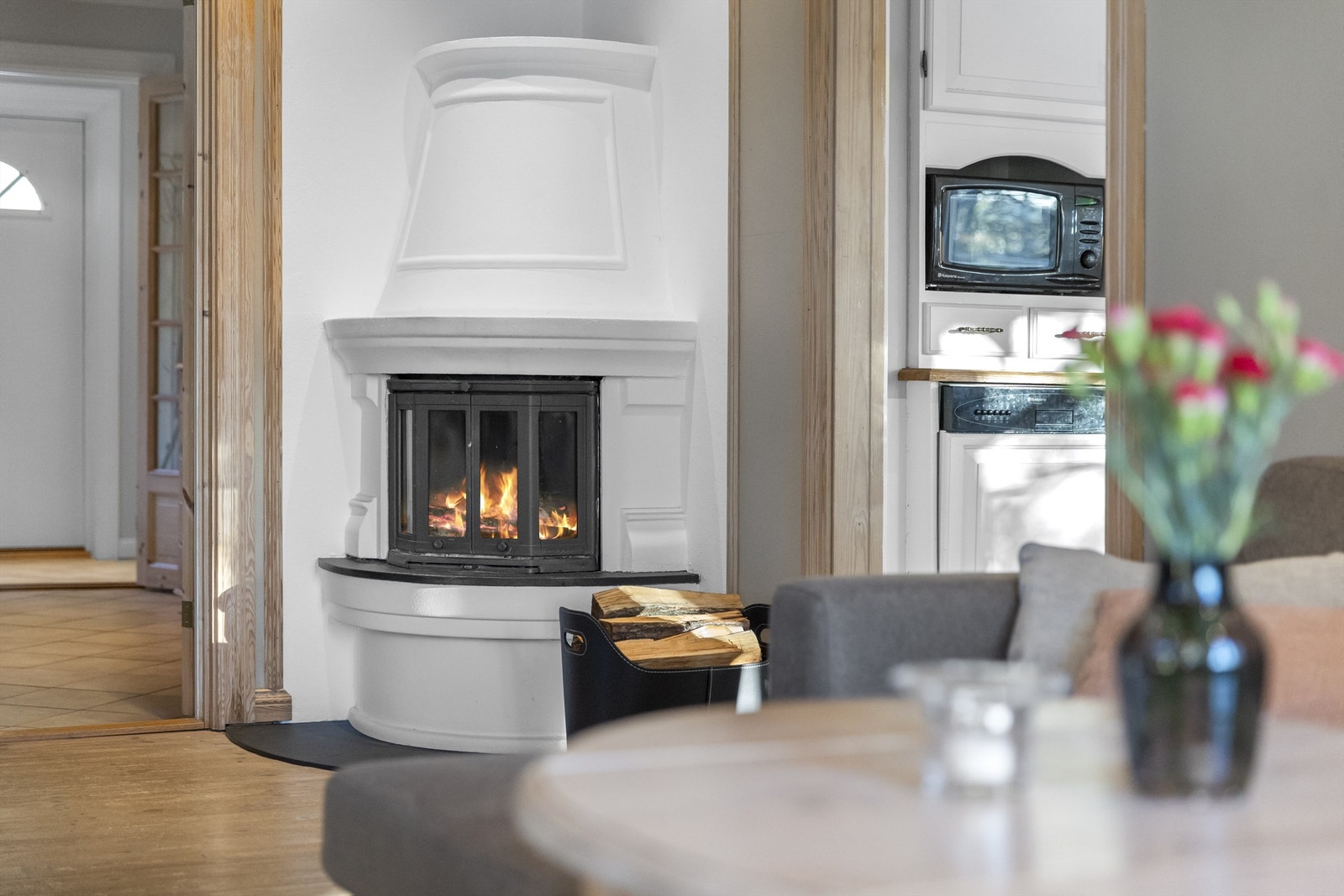 Lun peis i stuen nærmest kjøkkenet. Galleribilde