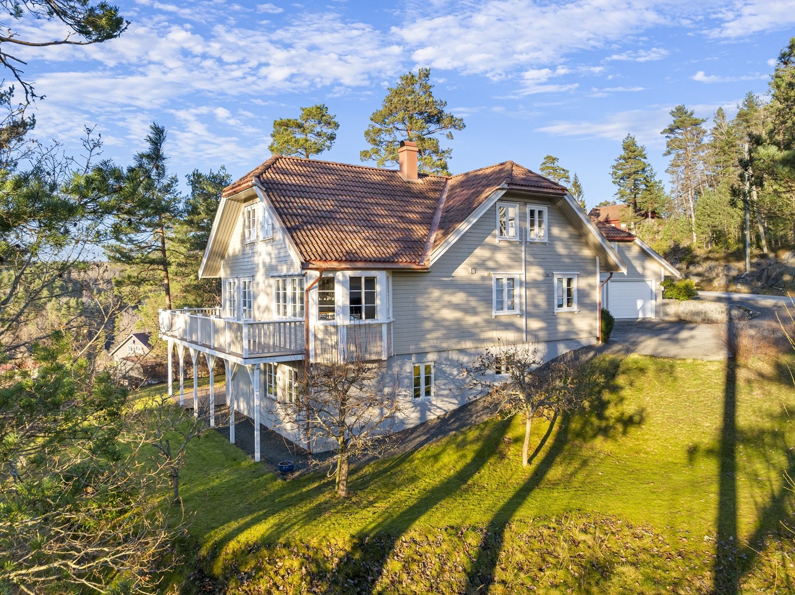 Her får man "alt", som i gode solforhold, hage, dobbel garasje, uteleieleilighet i underetasjen og mye mer. Galleribilde