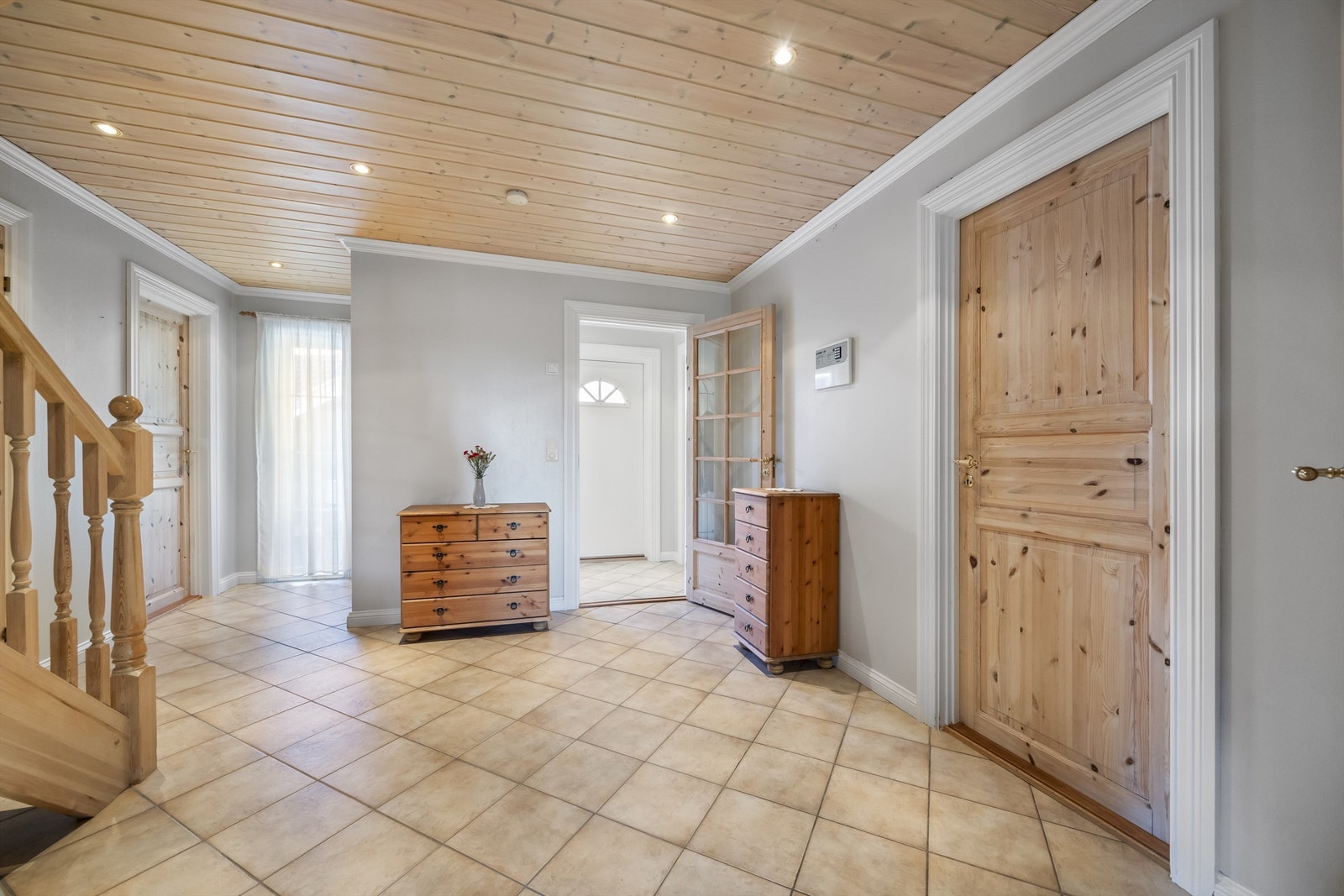 Romslig hall med varmekabler og fliser på gulv. Galleribilde