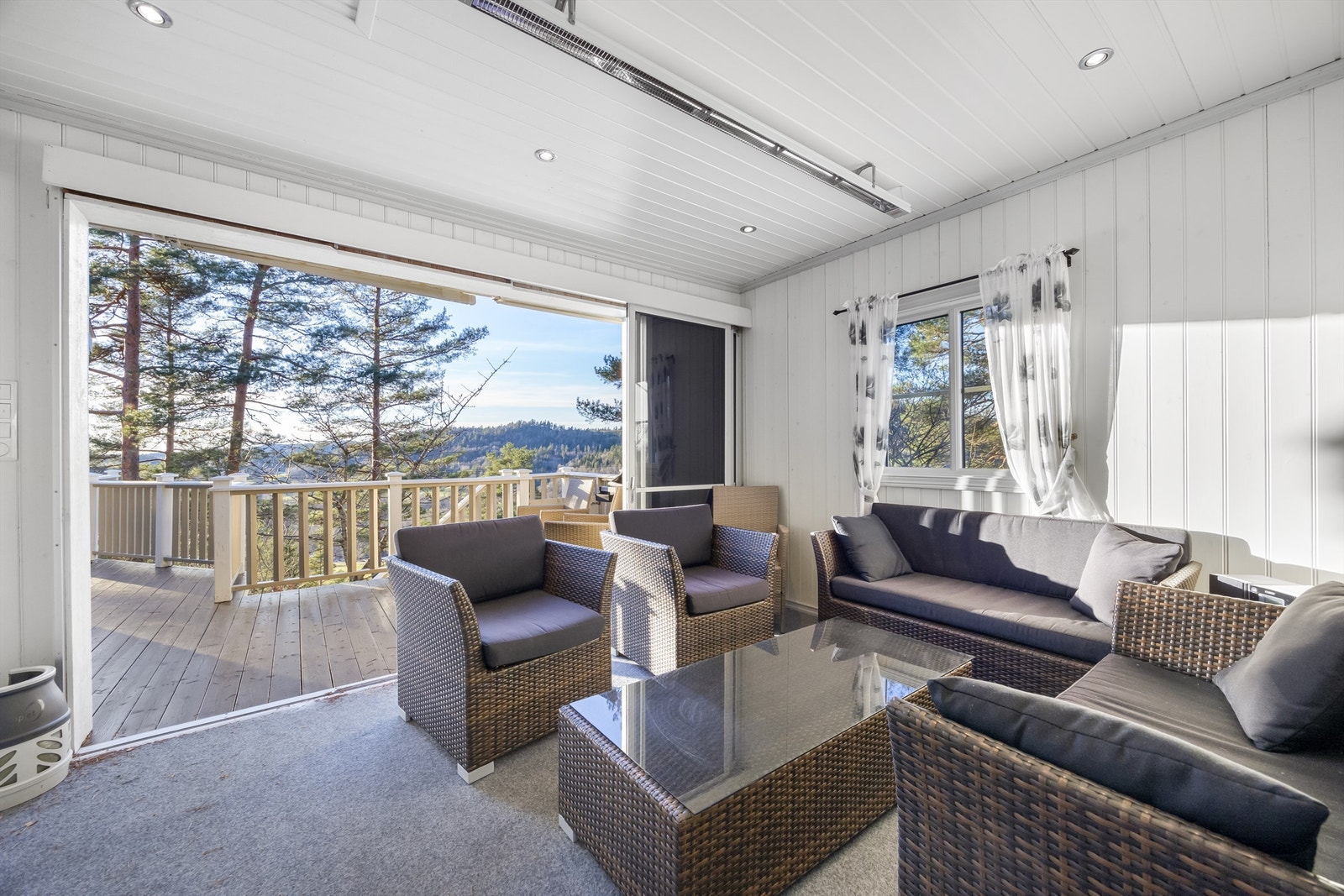 Sommerstua er isolert og har skyvedør som kan åpnes nærmest helt opp til varme sommerdager. Galleribilde