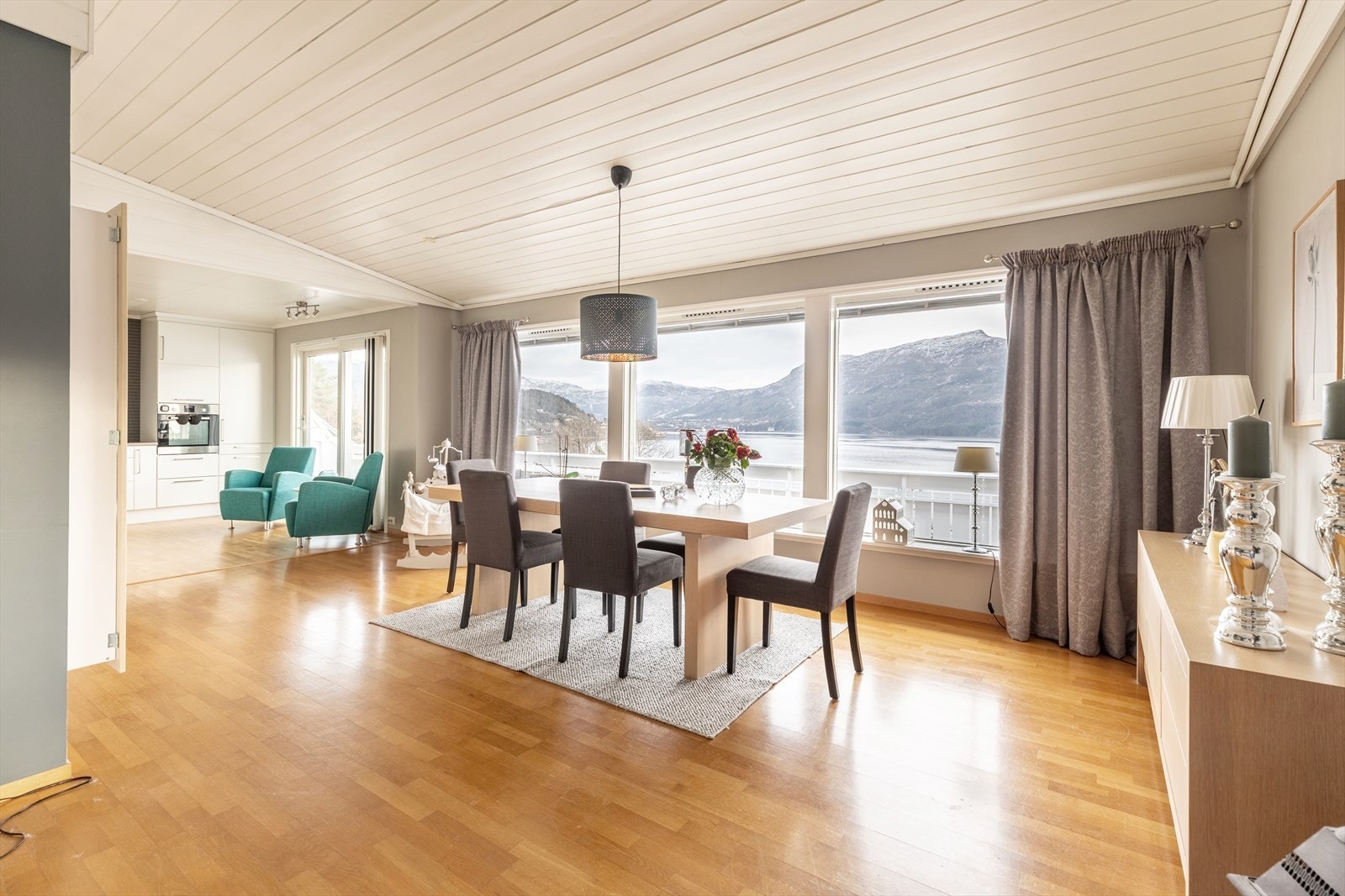 Stue med åpen løsning til kjøkken Galleribilde