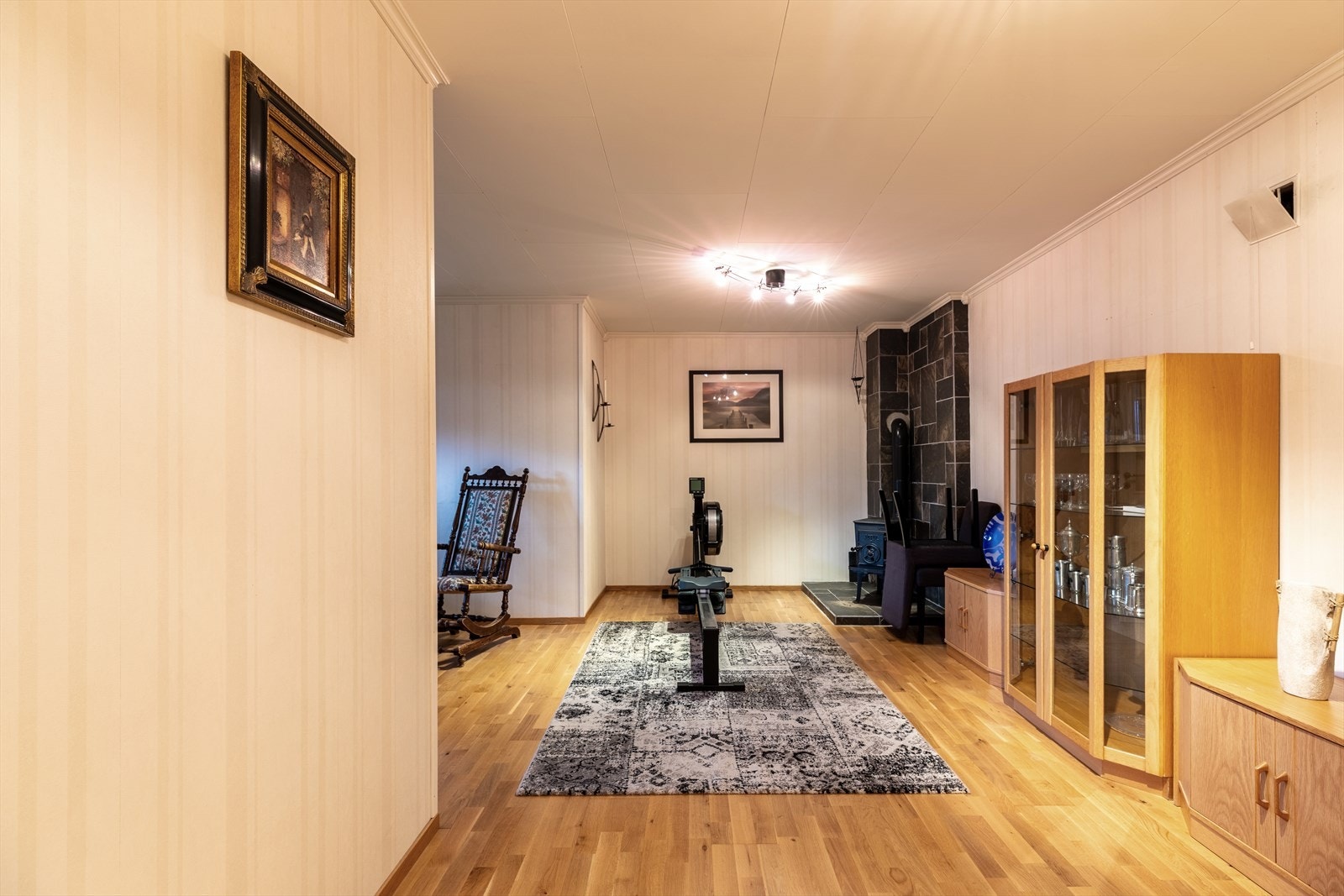 Stue med vedovn og god plass for flere sittegrupper Galleribilde