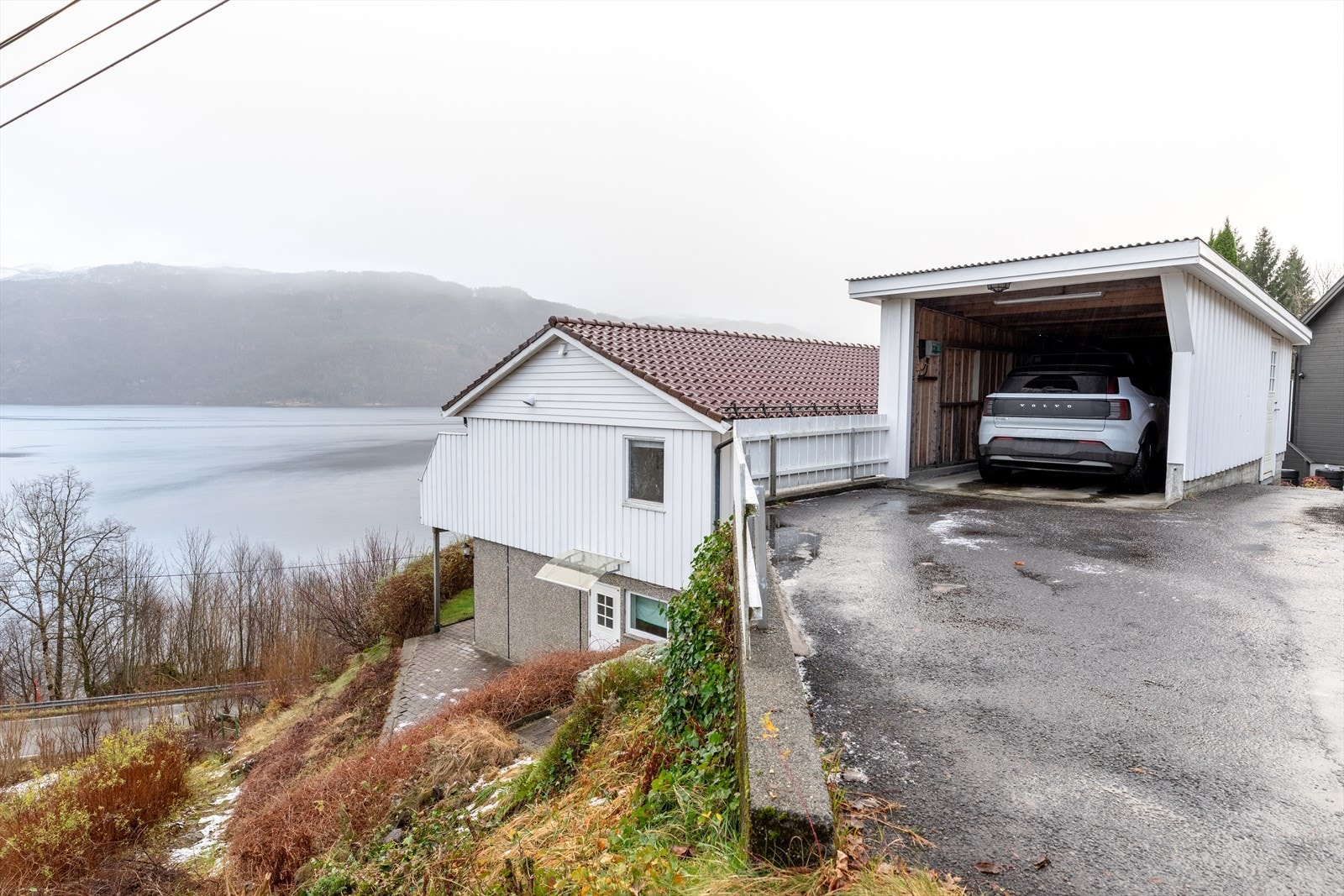 Garasje med elbil-lader Galleribilde