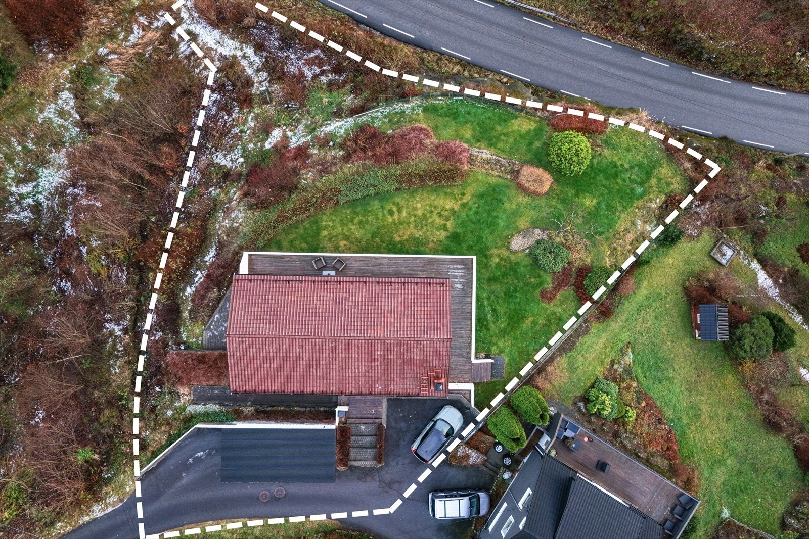 Stiplet linje ca. eiendomsgrense. Sti ned til hovedveien Galleribilde