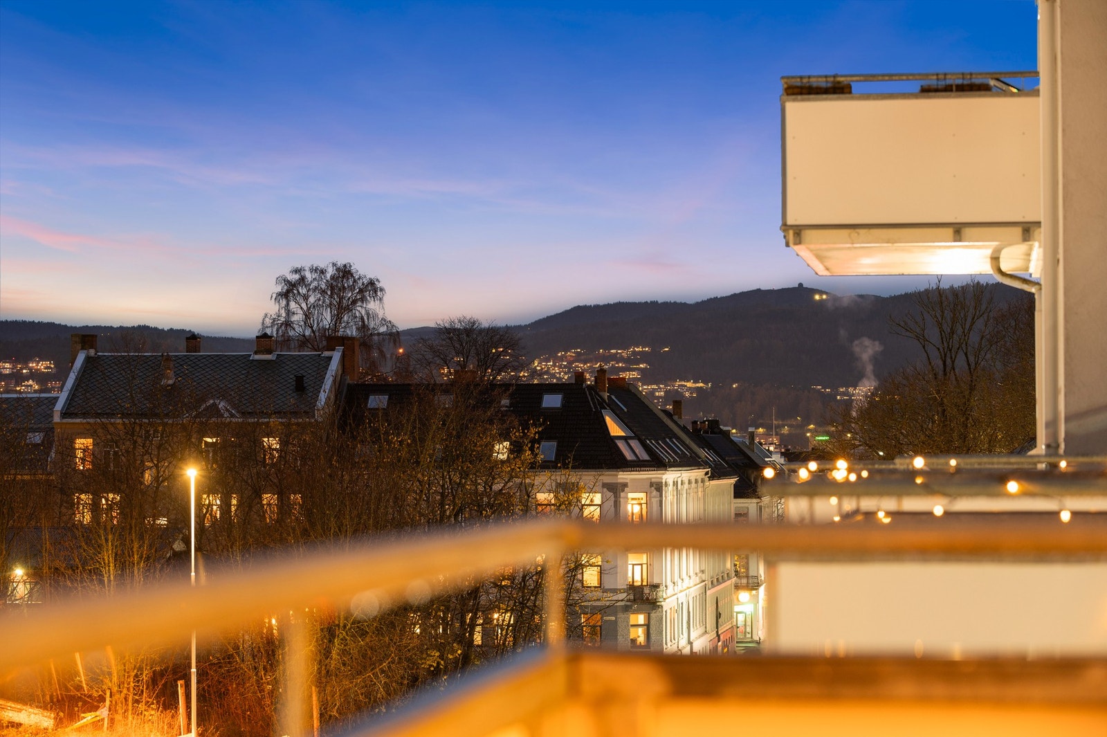 Fra balkongen har man nydelig utsikt mot blant annet Kuhaugen og Byåsen. Galleribilde