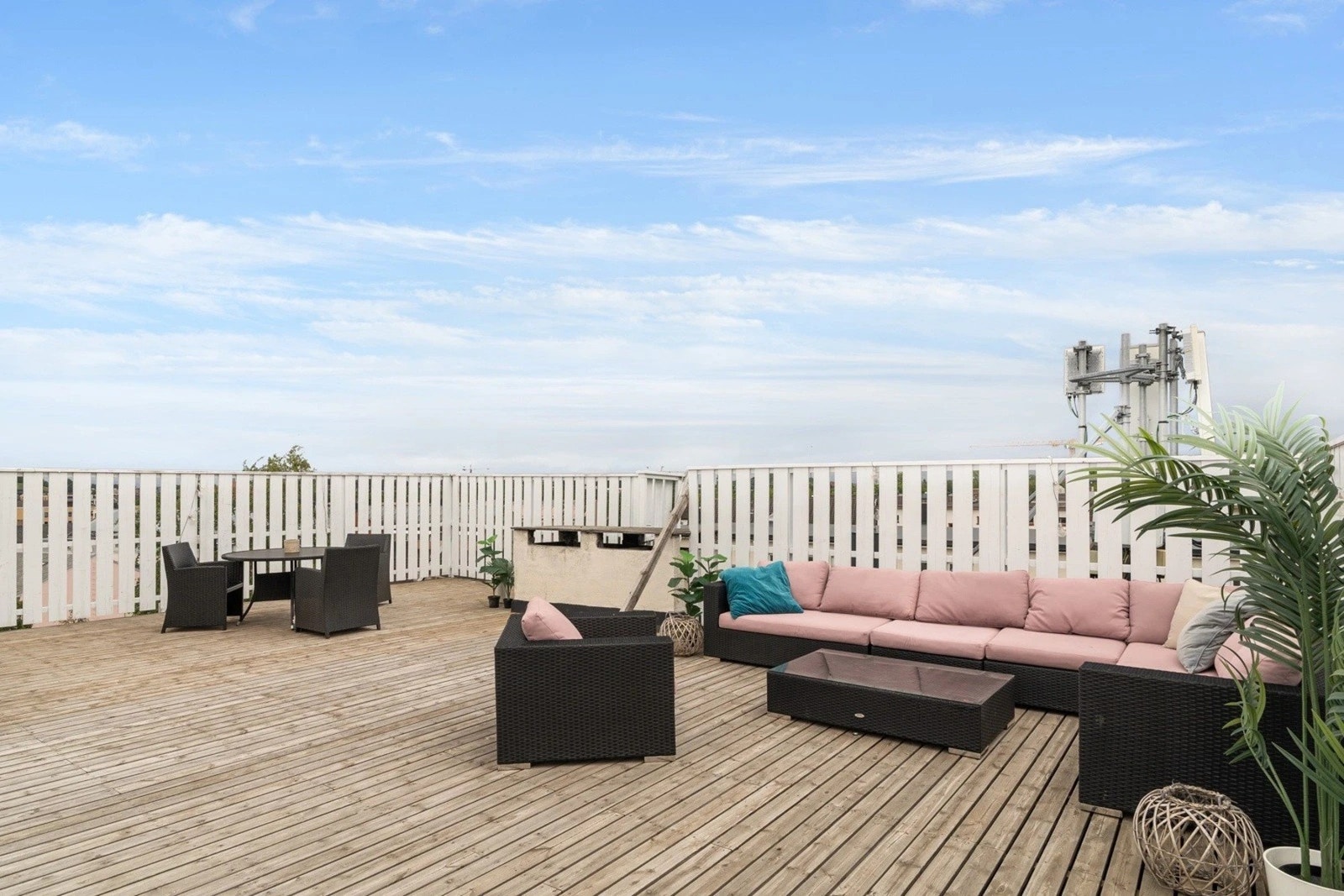 Felles takterrasse for borettslaget. Her har du svært gode solforhold. Galleribilde