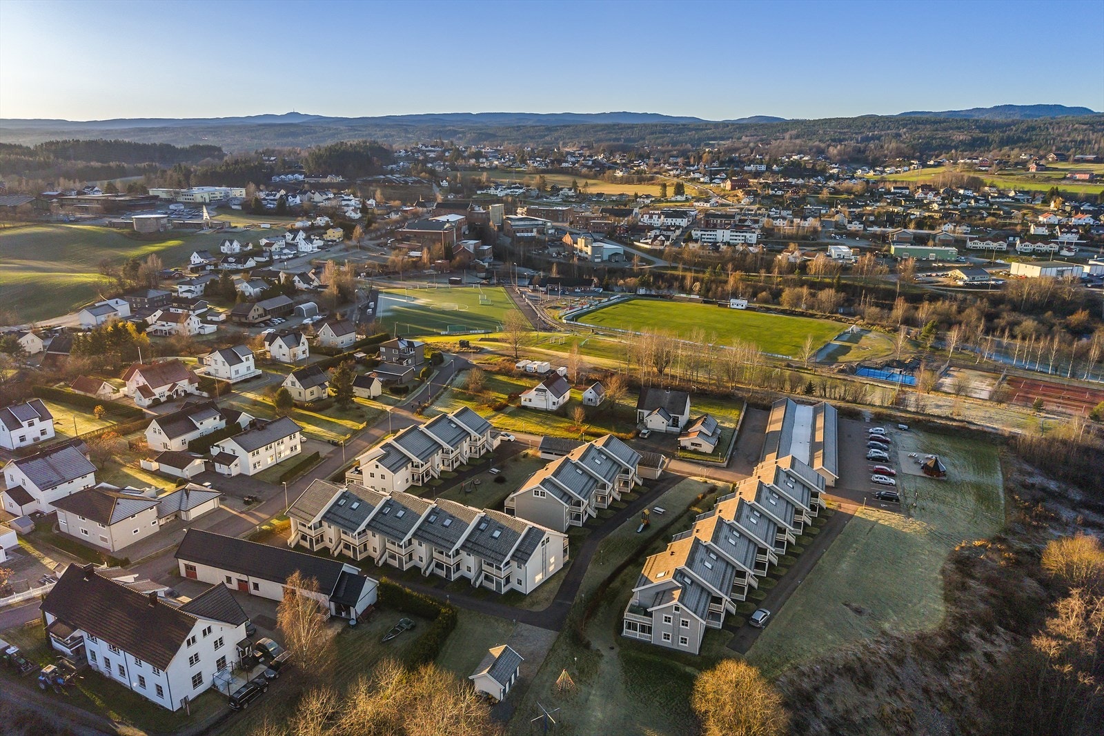 Her bor du med gangavstand til sentrum, hvor du finner alle servicetilbud samt buss- og togforbindelser mot Drammen, Oslo og Kongsberg. Galleribilde