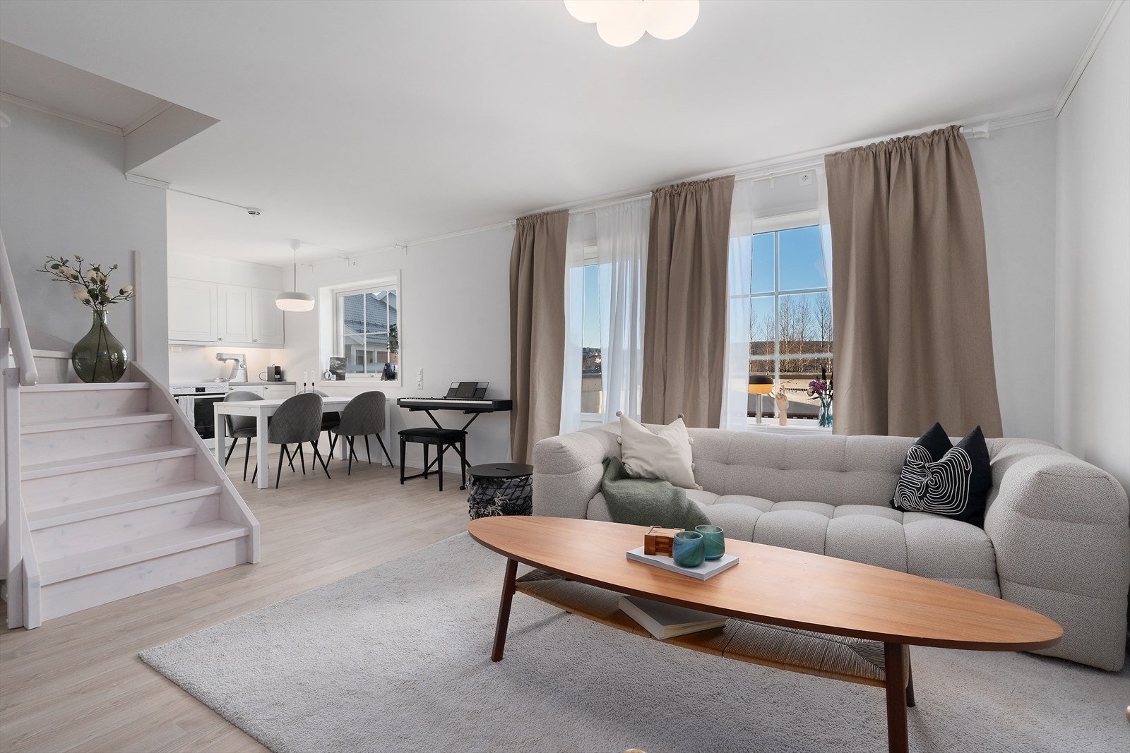 Fra stuen er det direkte utgang til en romslig balkong. Galleribilde