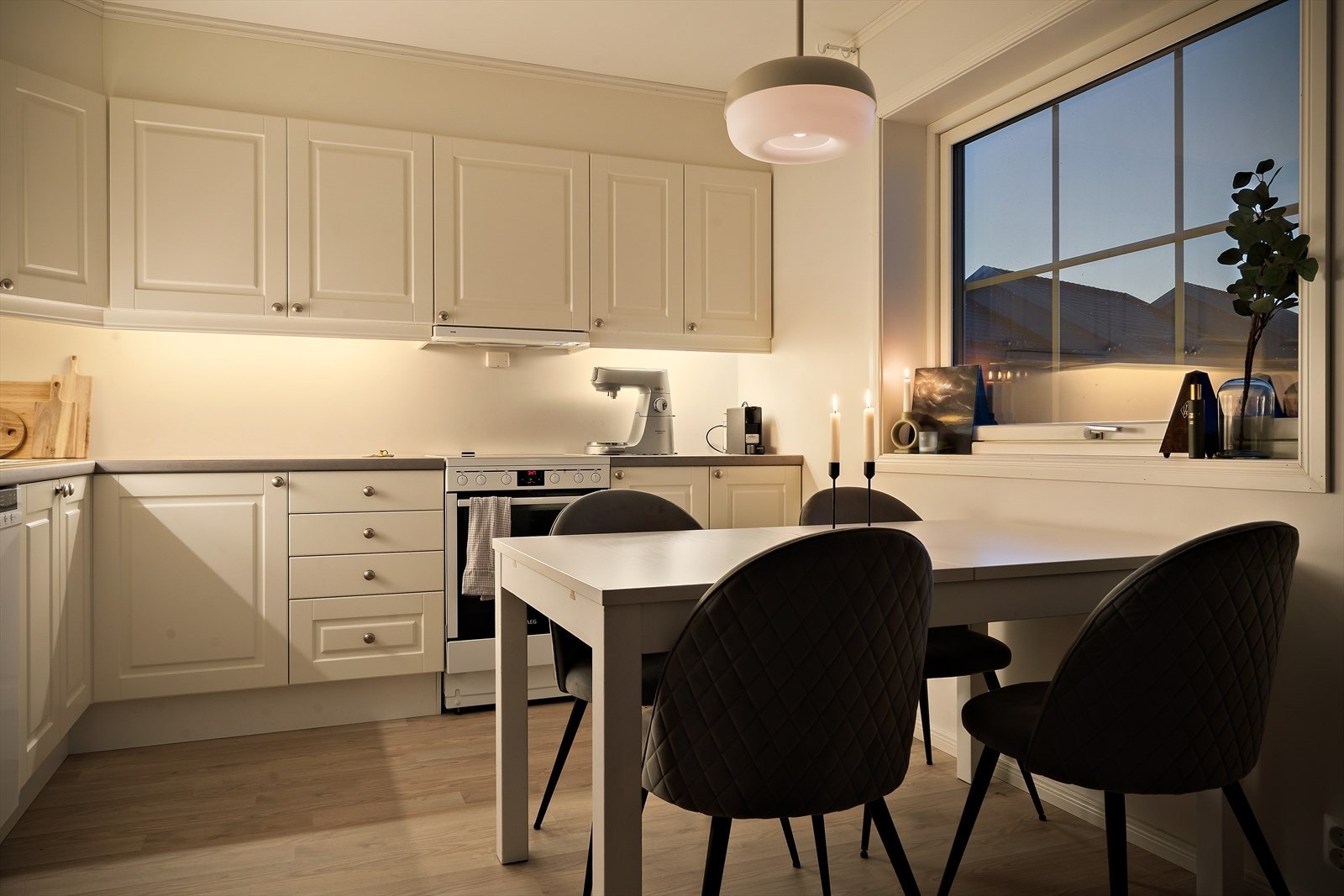 En praktisk åpen stue/kjøkken løsning. På kjøkkenet har du plass til en spisegruppe. Galleribilde