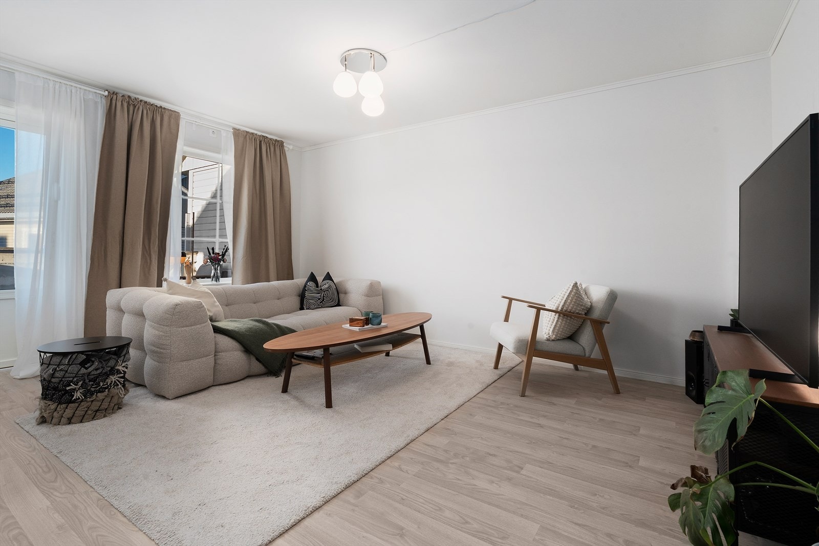 Det er god plass til sofa, tv og en hyggelig spisegruppe. Galleribilde